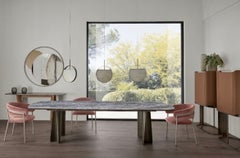 Sillón «Penélope» de terciopelo rosa con reposabrazos de Cantori, diseñado por Maurizio Manzoni
