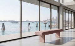 Banco acolchado «Cantori Sharon» en color rosa empolvado Eco Nabuk, de Maurizio Manzoni