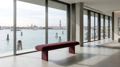 Banco acolchado «Cantori Sharon» en color rojo vino Eco Nabuk, de Maurizio Manzoni