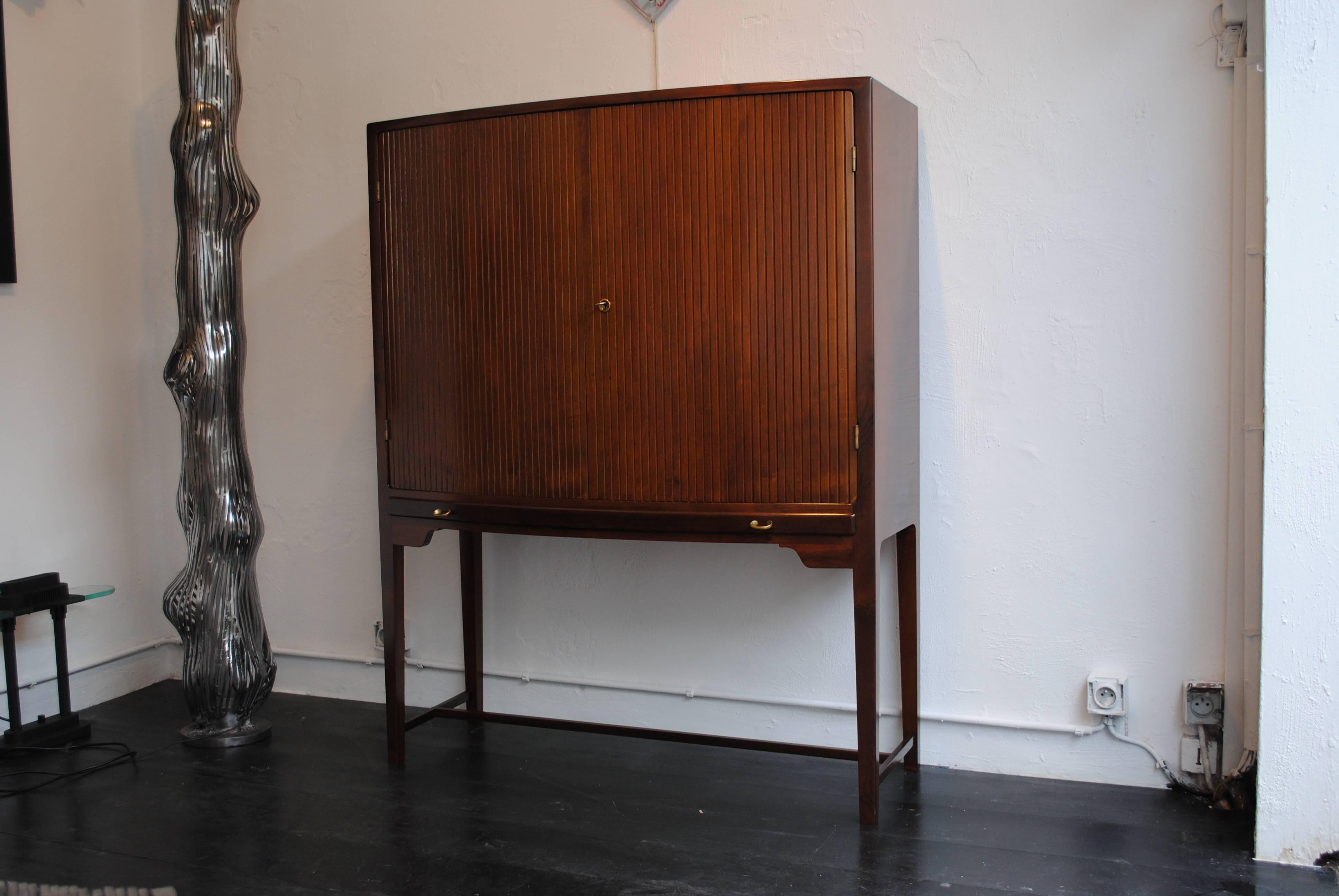 A very elegant mahogany cabinet by Ole Wanscher for Illums Bolighus (original metal label on the back).

The cabinet has been entirely restored and is in mint condition. A rare example of pure 1940s Danish design.
