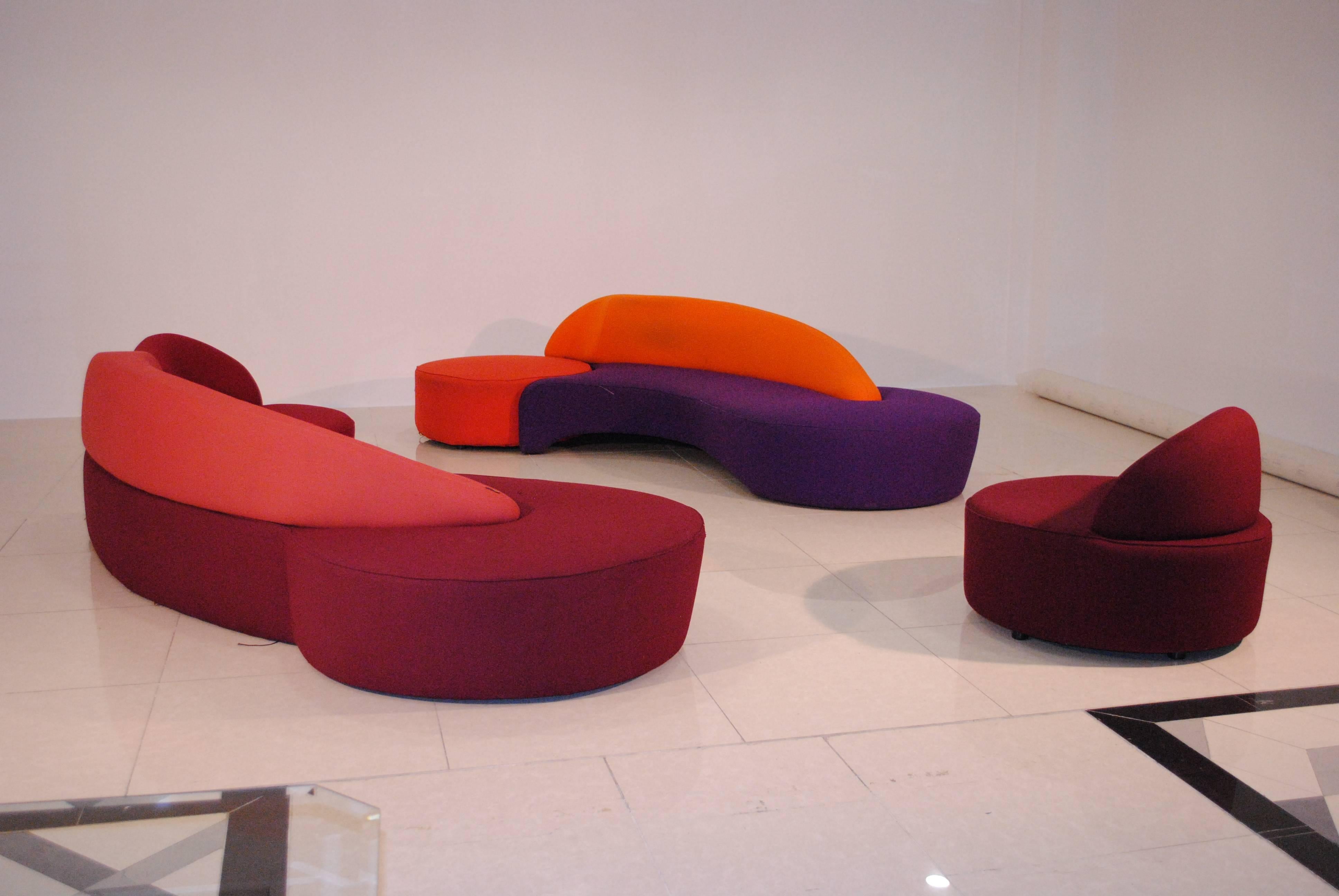 Spectacular and very rare sofa and chairs set by Vladimir Kagan. Numerous setups are possible.

The set needs re-upholstery (the set has cover slips, so very easy to reupholster).