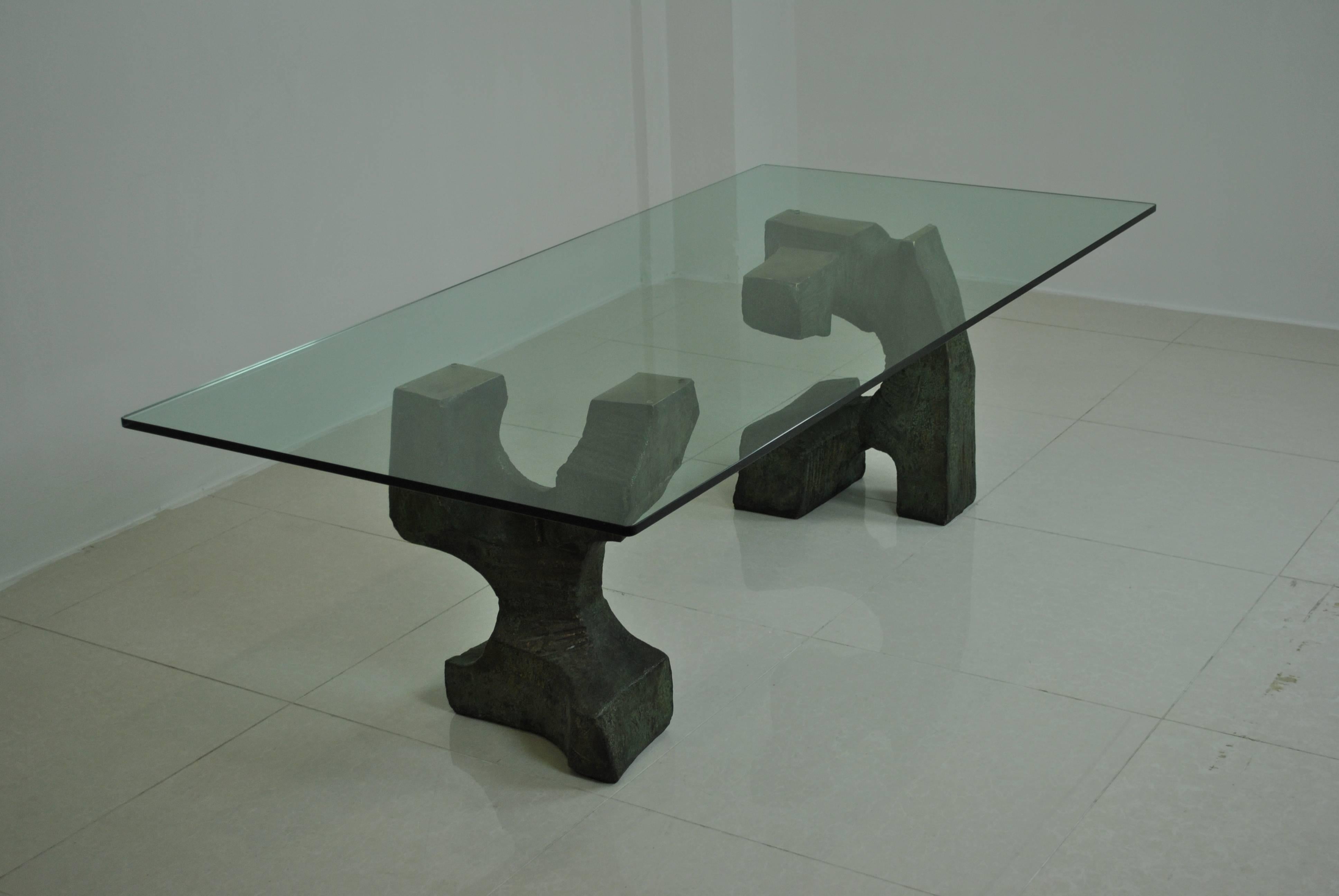 A magnificent large-scale solid bronze dining table by VVV Valenti, Spain. One of their rarest pieces.
Extremely high quality with thick glass top. Very nice as a large desk also.
Excellent condition and a great match with pièces by Paul Evans.