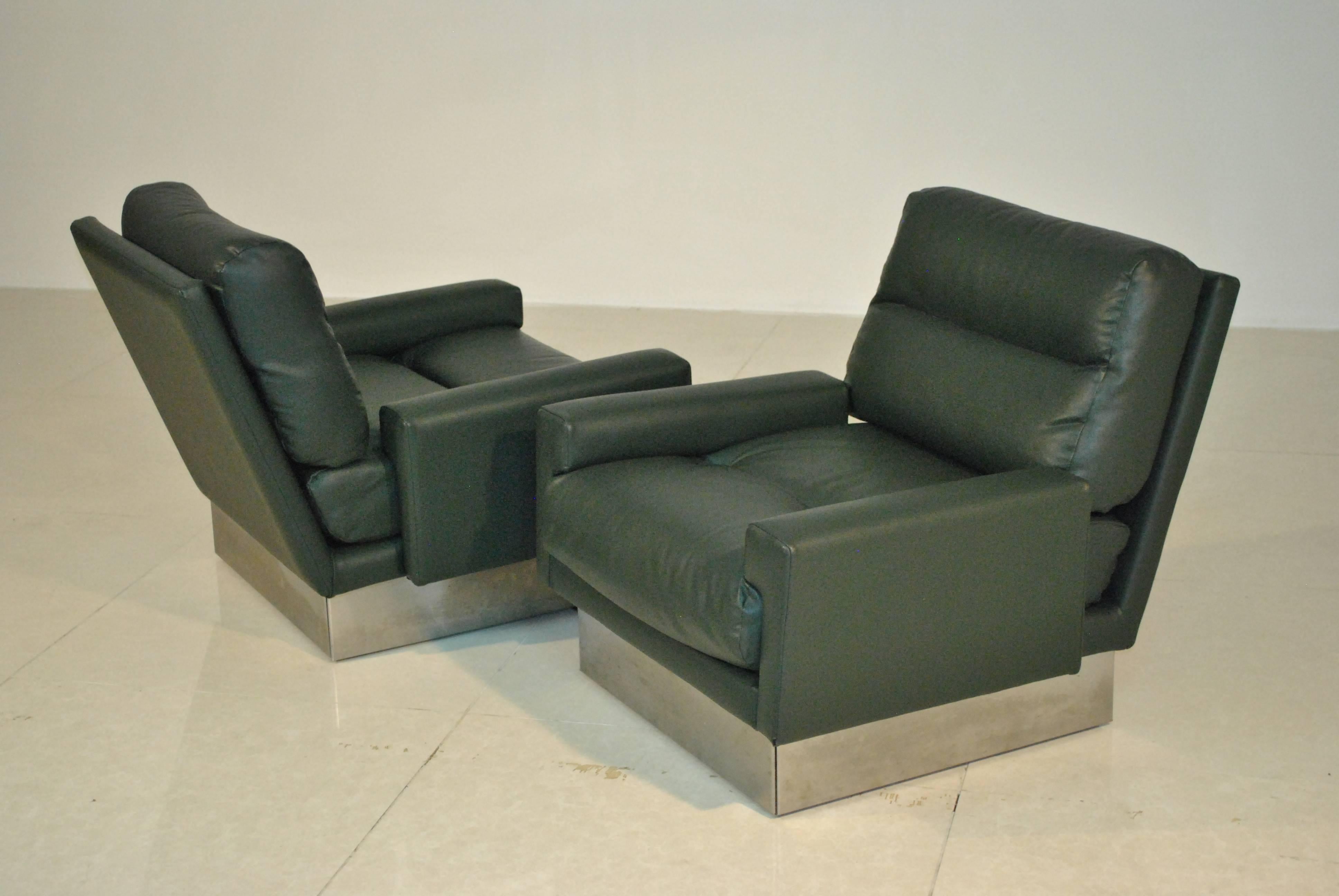 Very rare dark green leather and steel armchairs by Jacques Charpentier. This model with loose cushions and armrests is nearly unfindable, France, 1970s.

We have two matching three-seat sofas in our other listings (last picture).
Very good