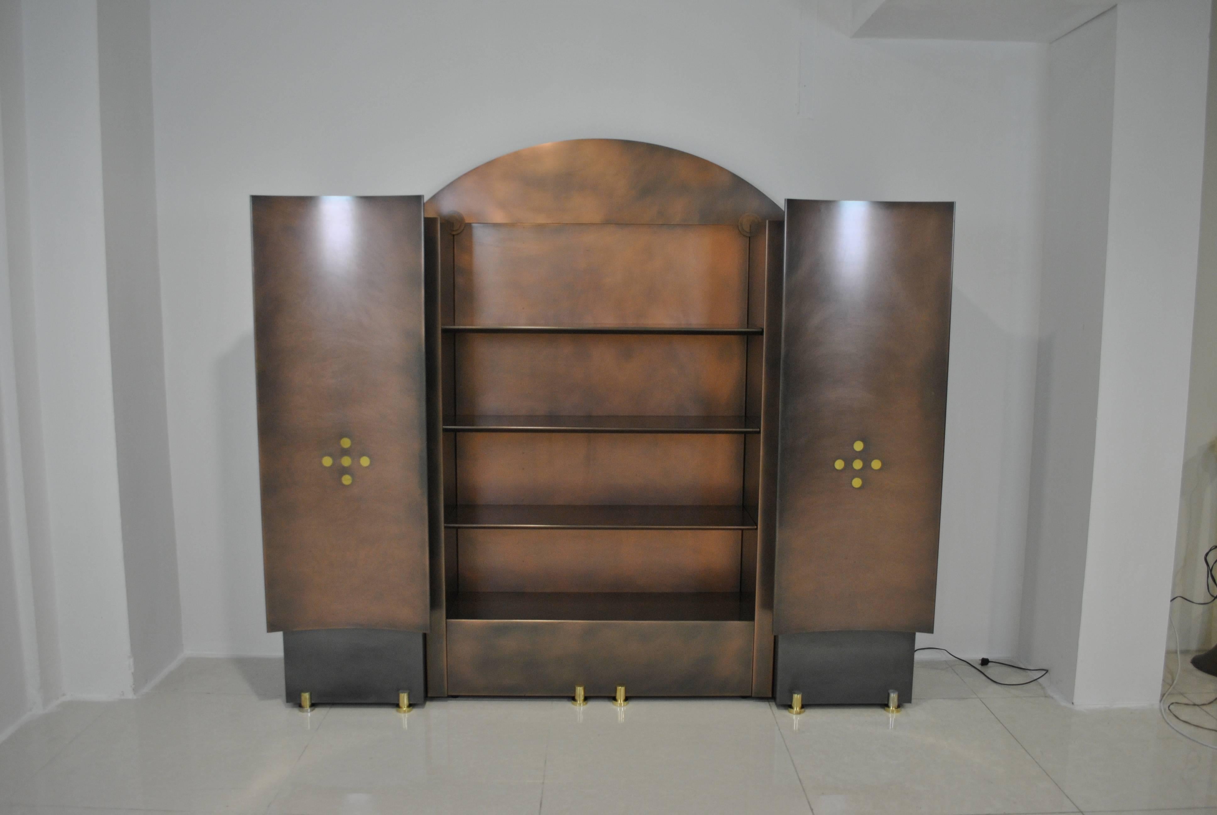 Spectacular and rare copper/bronze patina on steel wall unit or library by BelgoChrom/Dewulf Selection. This prestigious piece of furniture dates from the late 1980s.
A true Hollywood Regency highlight for your interior. The middle shelves have