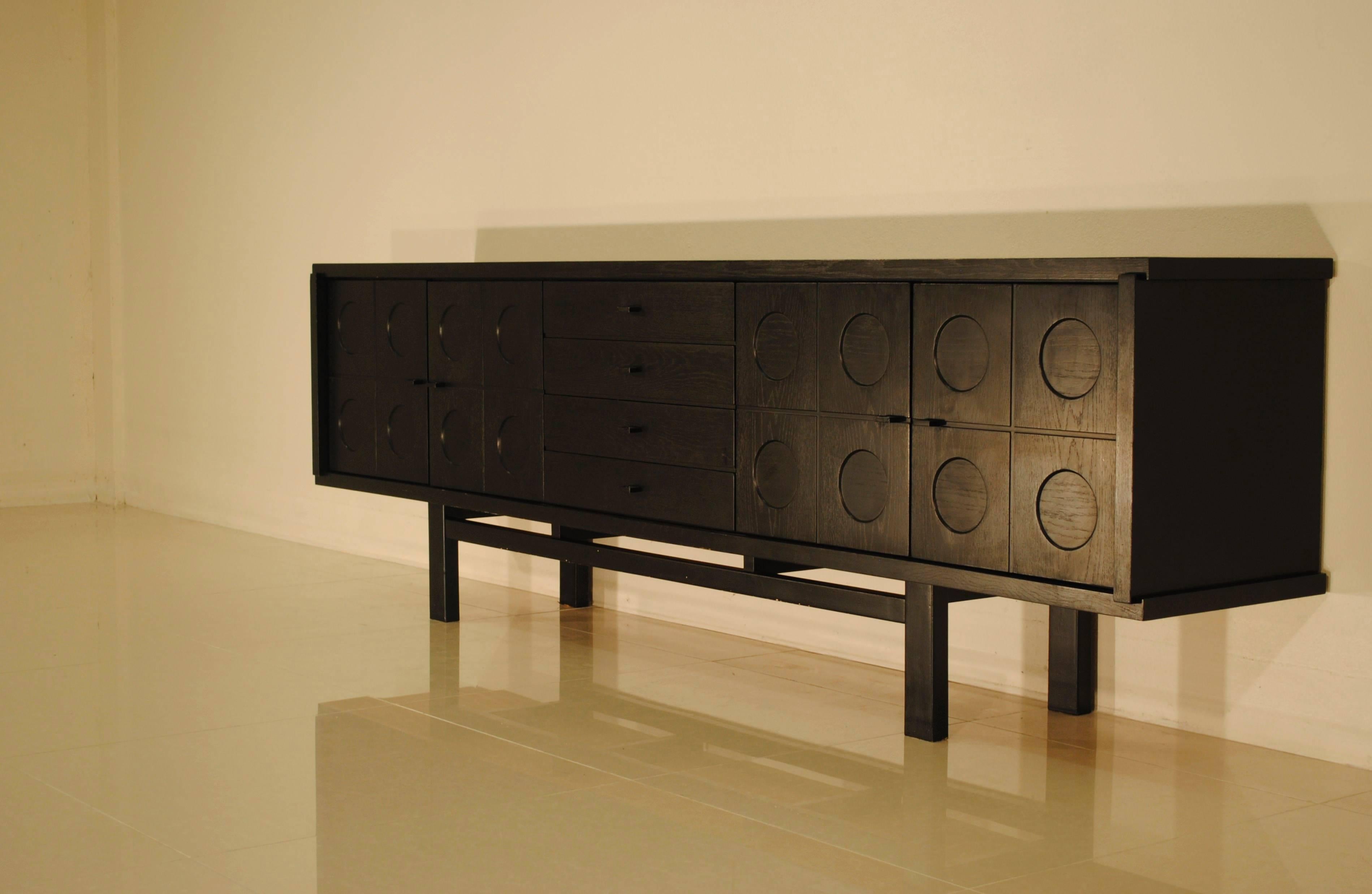 Another nice example of the highly sought after Belgian Brutalist furniture fabrication of the end of the 1970s.
Black ebonized oak and oak veneer. The credenza is in extremely good condition and it's sleek nearly neoclassical design matches almost