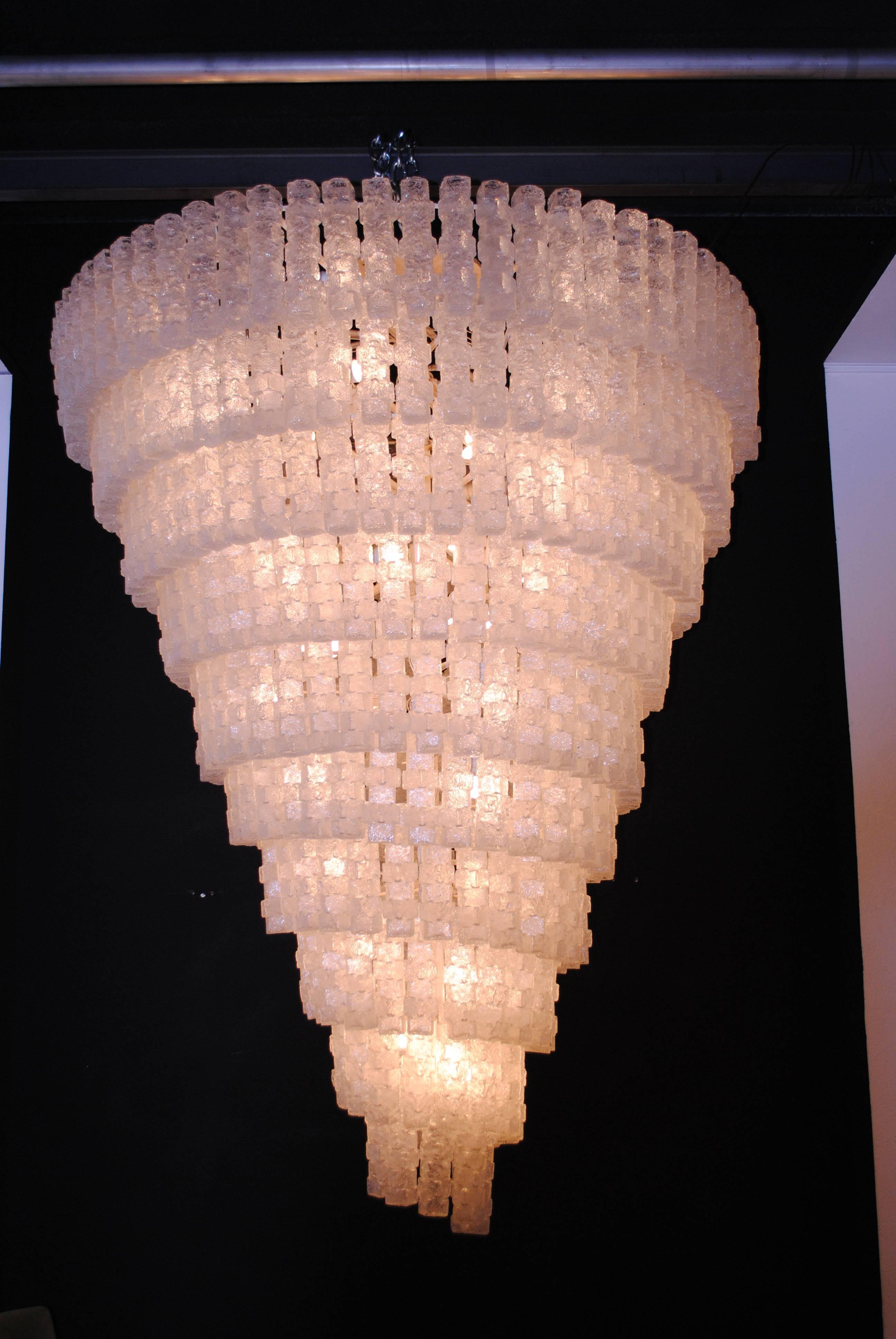 A unique and monumental chandelier with handblown frosted glasses designed by Zero Quattro, Milan.
04 worked together with the most renowned manufacturers as Mazzega, Fontana Arte and Venini to realize their amazing designs.
This particular 'Cubo'