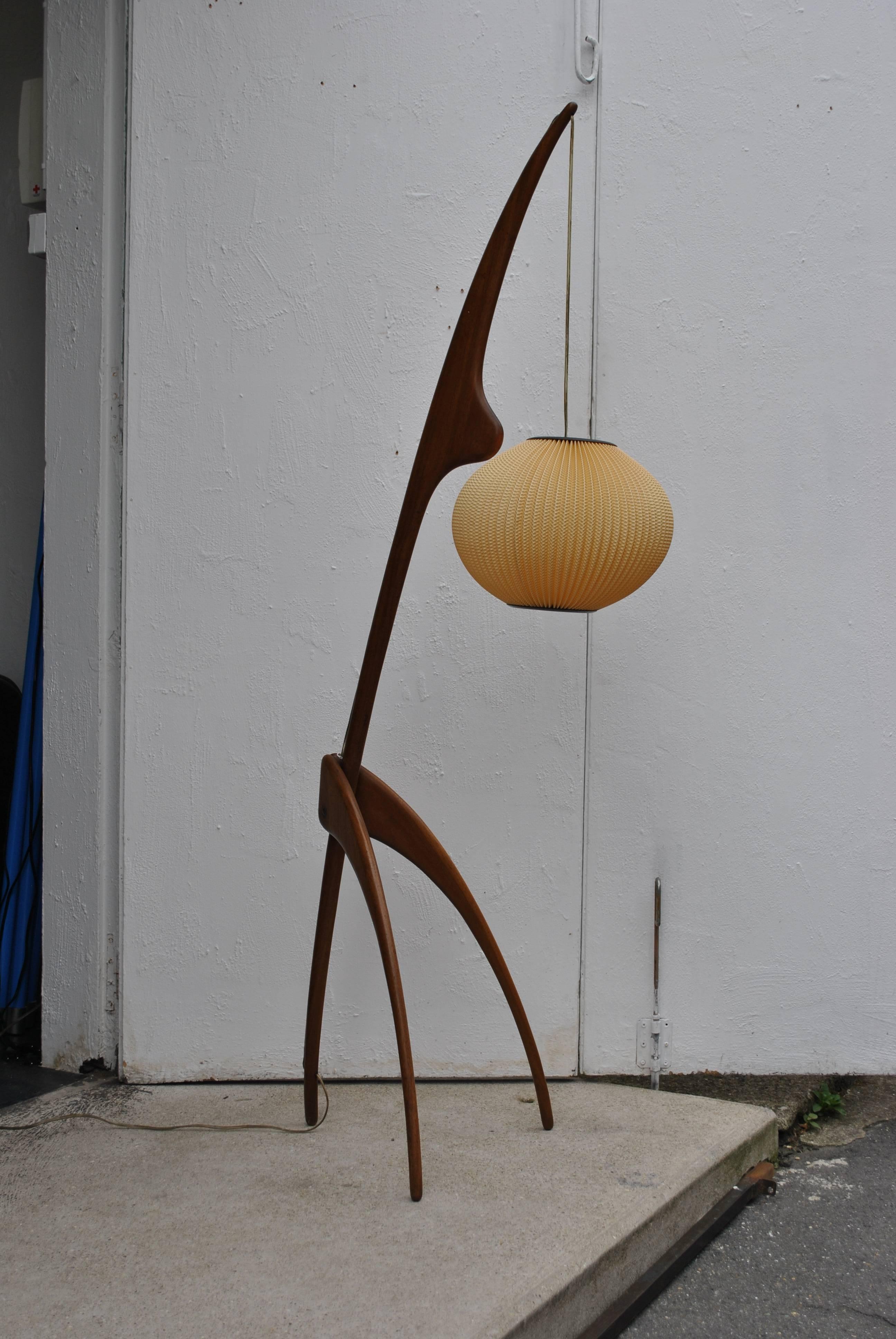 Iconic mahogany 'Mante Réligieuze' floor lamp by Jean Rispal from the 1950. This is the rare earlier edition from Rispal.
Good vintage condition and original shade in perfect condition, manks a hiding button on one side (see pictures).

The