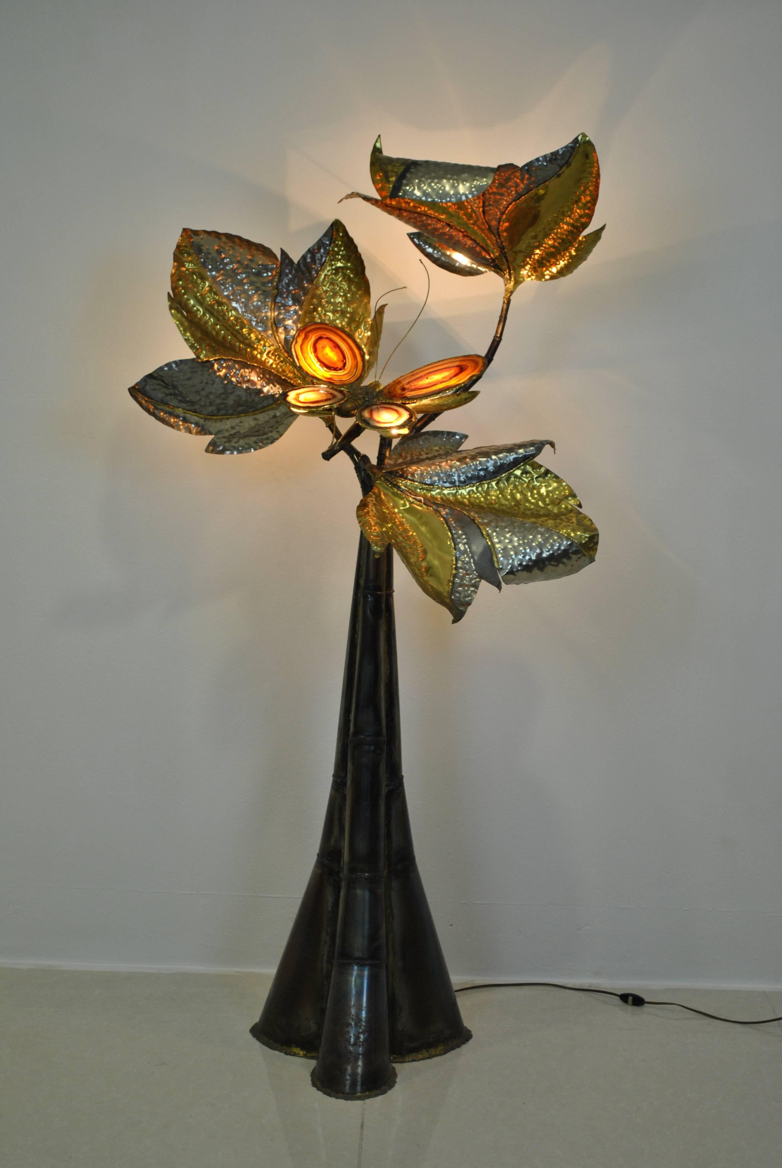 This is an important and large brass, steel and agate floor lamp made by Henri Fernandez in the 1970s for the Paris Maison Honoré.

This lamp is rare and is often attributed to Jacques Duval-Brasseur or Isabelle and Richard Faure, but piece is