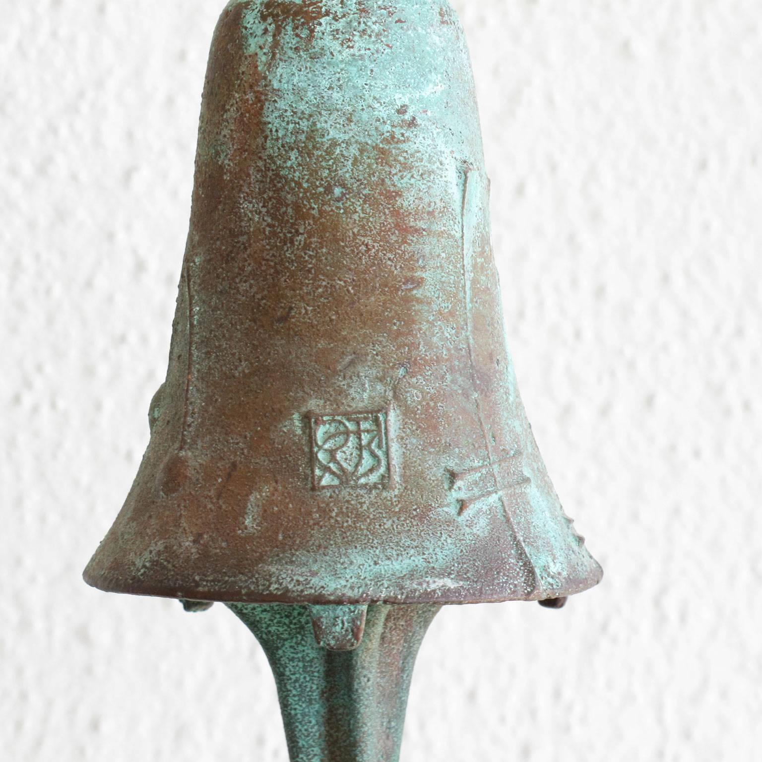 Paolo Soleri
Wind chime bell, solid cast bronze, heavily patinated surface
Signed with Arcosanti square emblem
Arizona, 1970s

Dimensions: 22.5 high x 3.25 diameter inches

Condition: Excellent vintage, fascinating patina, see images
