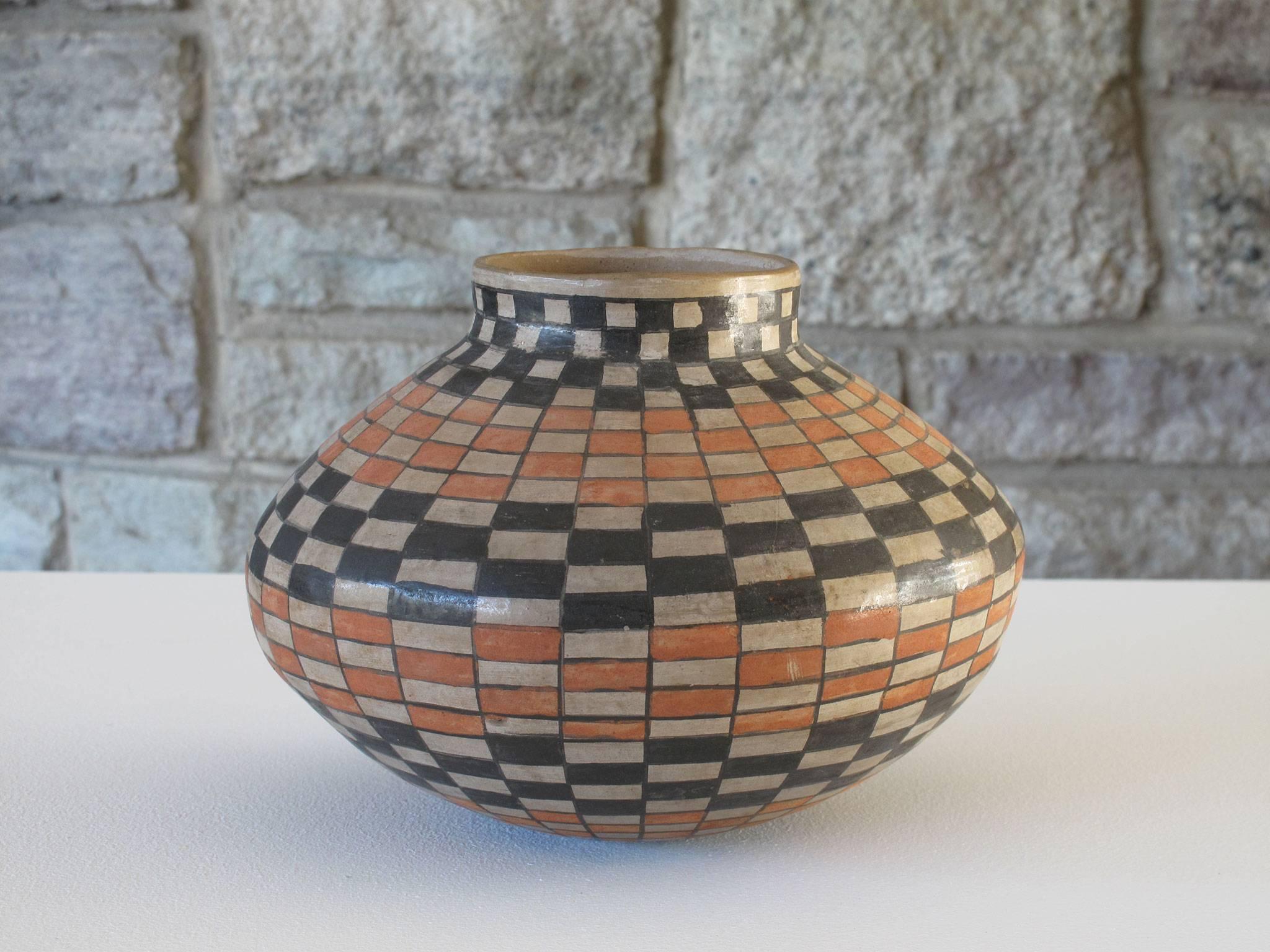 Fantastic, ceramic decorative from the tradition of Mata Ortiz pottery with an artsy grid design, handmade and polished with sand by Casa Grandes Pueblo ceramicist Emeterio Ortiz R, 1970s, signed by the artist. Dimensions: 4.75 high x 6.25 diameter