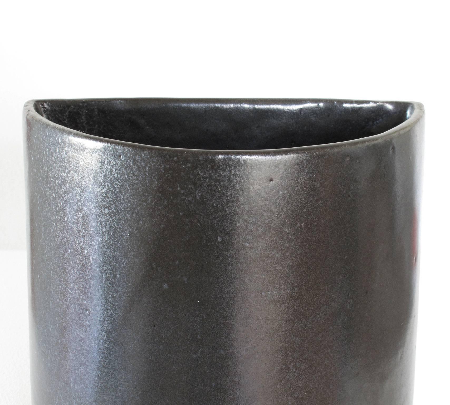 David Cressey Pro Artisan Collection Glazed Black 'Wall Pocket' Ceramic Planter In Excellent Condition For Sale In Los Angeles, CA