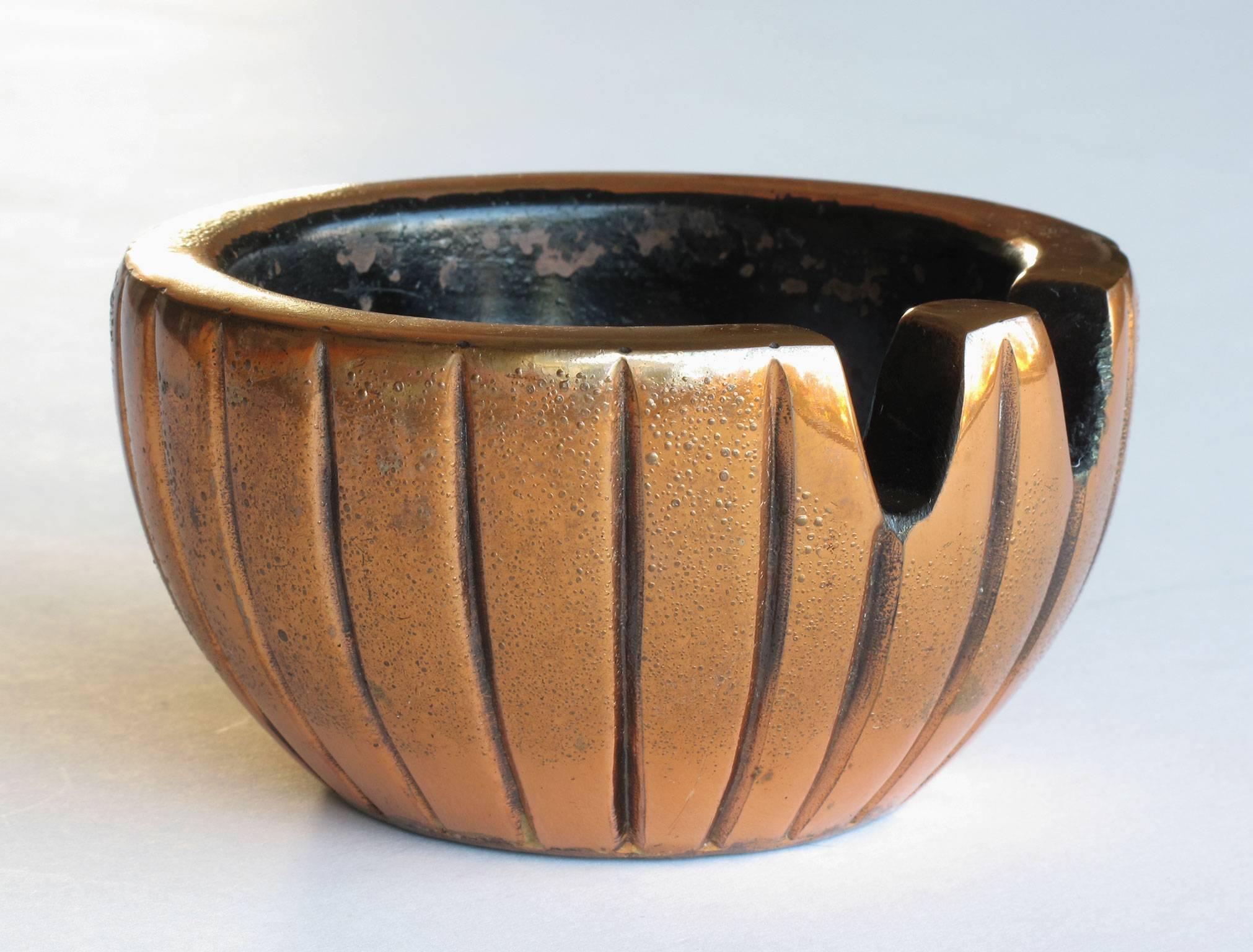 Ben Seibel copper plated cast metal ashtray, Jenfred Ware, New York, 1950s, decorative and functional piece in good vintage condition with a warm gloss copper finish, displaying a nice amount of patina to interior where black enamel finish has