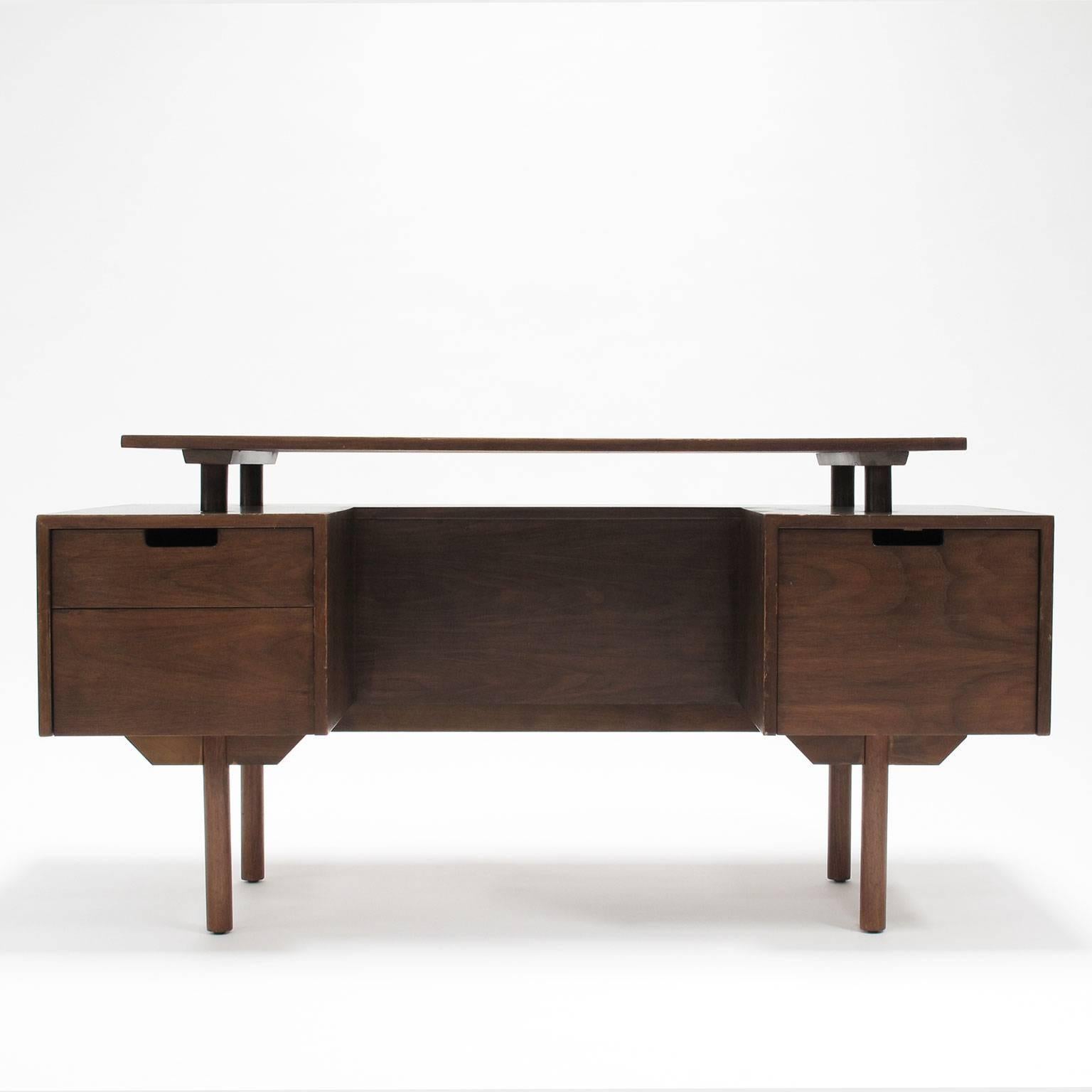 Mid-Century Modern Milo Baughman Executive Desk with Floating Top, Glenn of California, 1950s For Sale