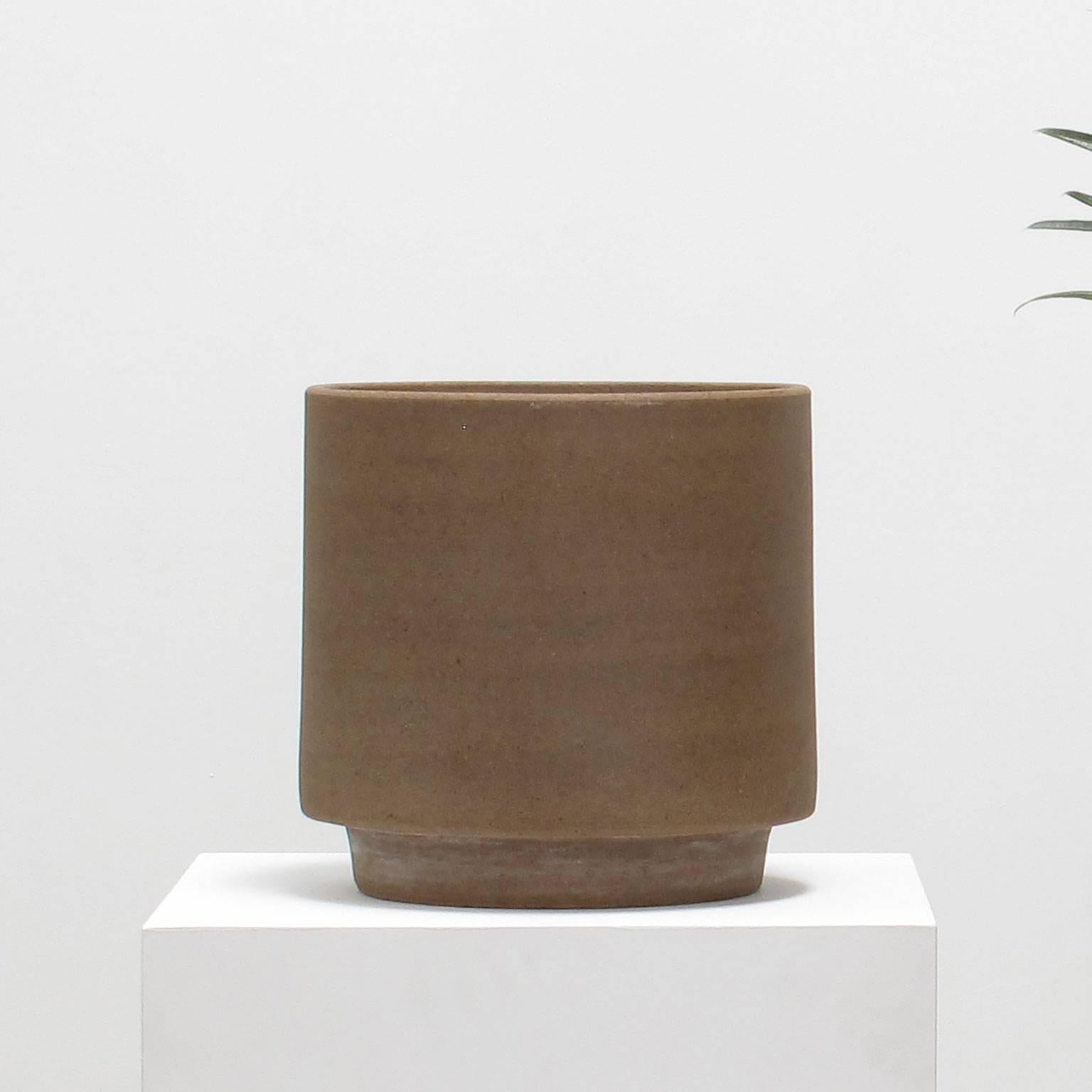 David Cressey footed planter, stoneware, unglazed, 1960s, architectural pottery, Los Angeles, California. Measures: 13.5 high x 13.75 diameter inches (34.3 high x 35 diameter cm).