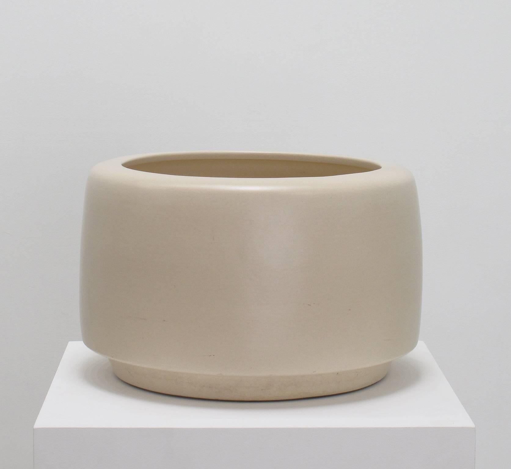 Iconic, California Modern planter designed by John Follis, earthenware, glazed, 1950s, architectural pottery, Los Angeles, California. Measures: 11.25 high x 17 diameter inches (28.6 high x 43.2 diameter cm), 28 pounds.
