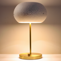 Lámpara de mesa Claylight Sphere: lámpara de escritorio hecha a mano, de cerámica y latón