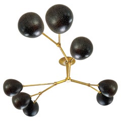 Vine Eight - Tono «Black Dot»: Lámpara de araña de 8 luces, hecha a mano en cerámica y latón cepillado