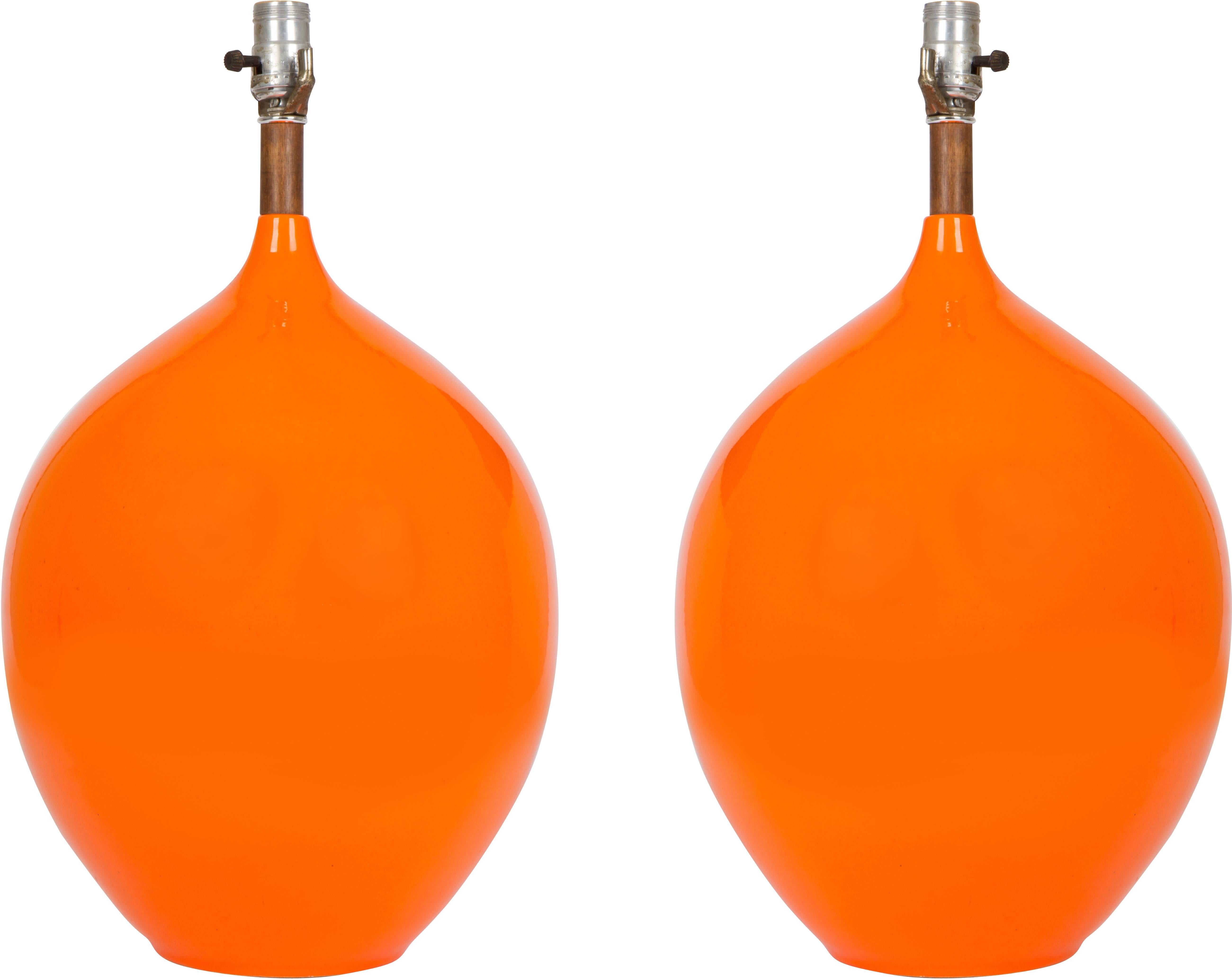 Very chic and impressive pair of lamps, orange glazed stoneware, walnut, parchment, 1960 attributed to Jacques and Dani Ruelland, France, circa 1960.
Lampshades are not included.