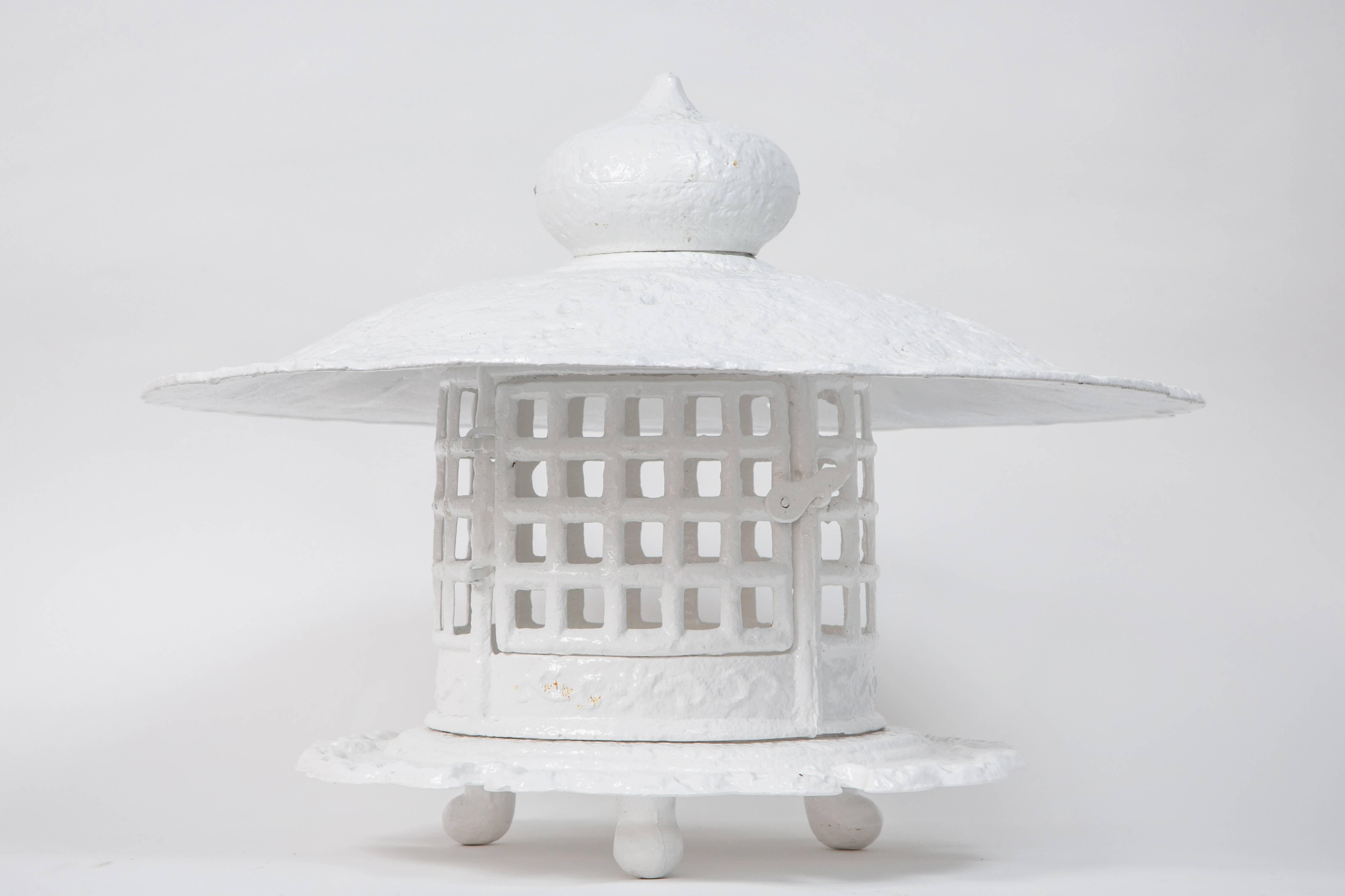 Striking 1960s cast iron pagoda re-imagined in white hi-gloss lacquer. Fabulous touch of chinoiserie for any decor.