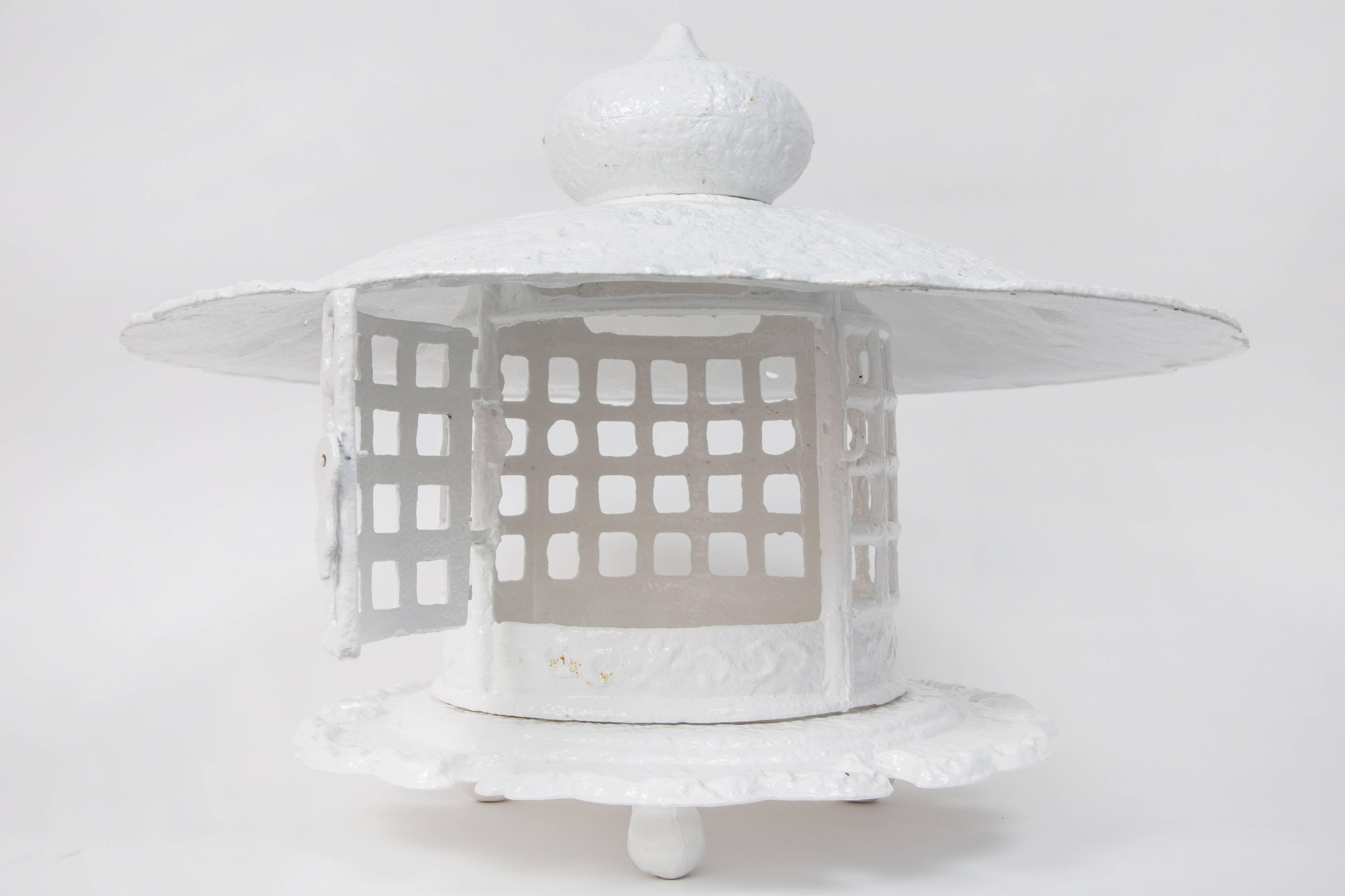Monumental 1960s Cast Iron Pagoda in White Lacquer In Good Condition In Pasadena, CA