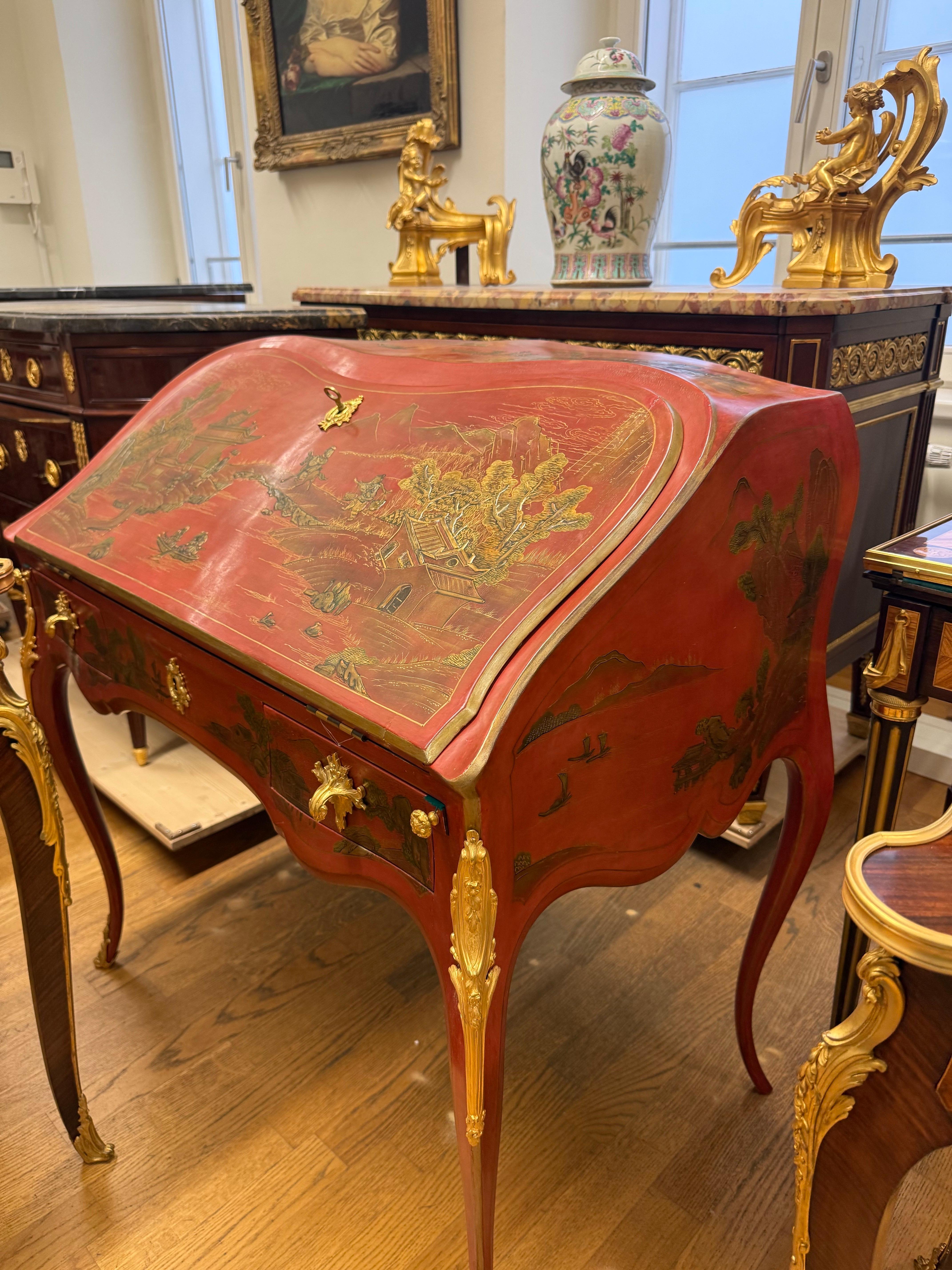 Damensekretär im Stil Louis XV mit rot-goldenem Chinoiserie-Dekor (Holz) im Angebot