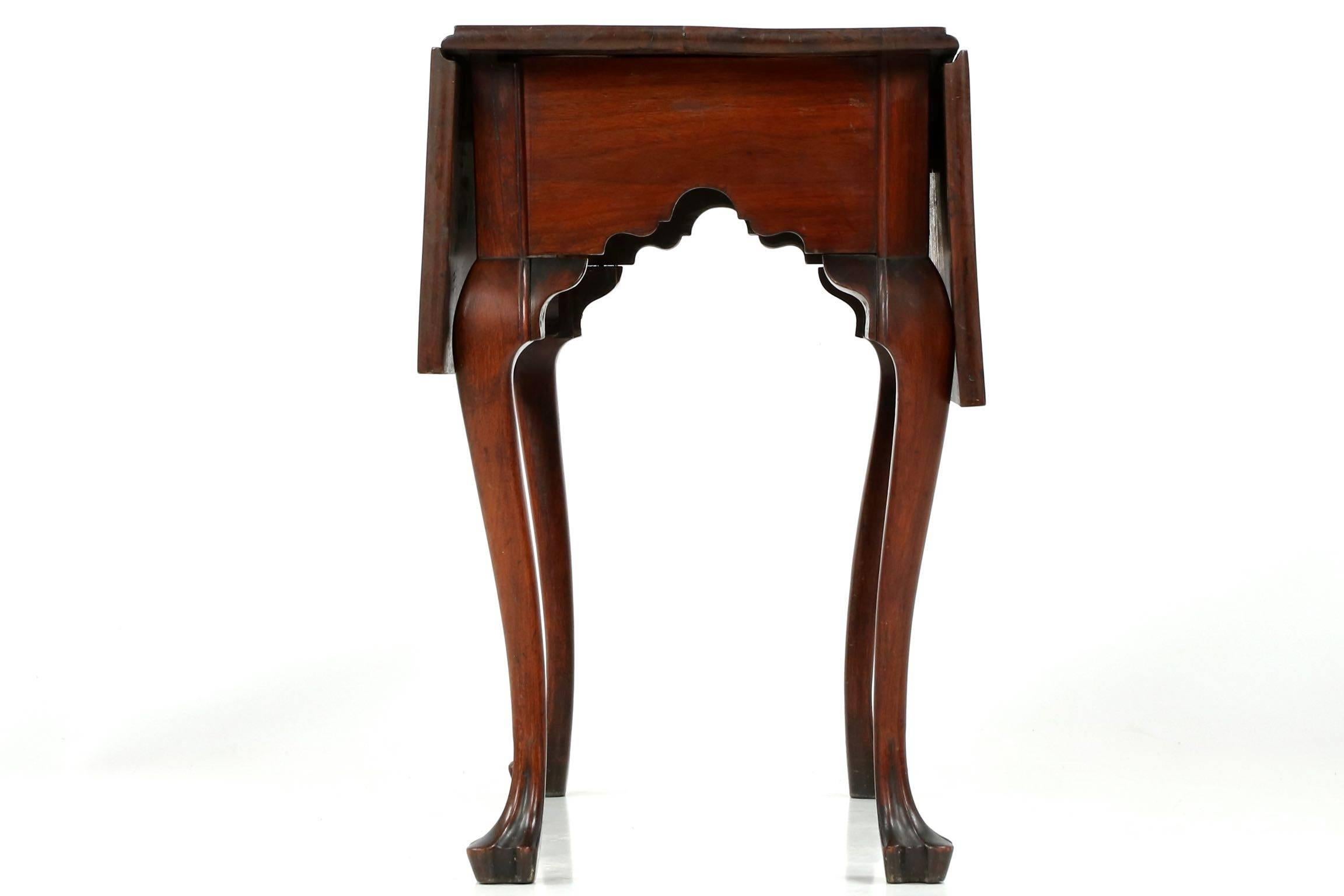 American Queen Anne Drop-Leaf Table on Trifid Feet, Pennsylvania, circa 1780 In Excellent Condition In Shippensburg, PA