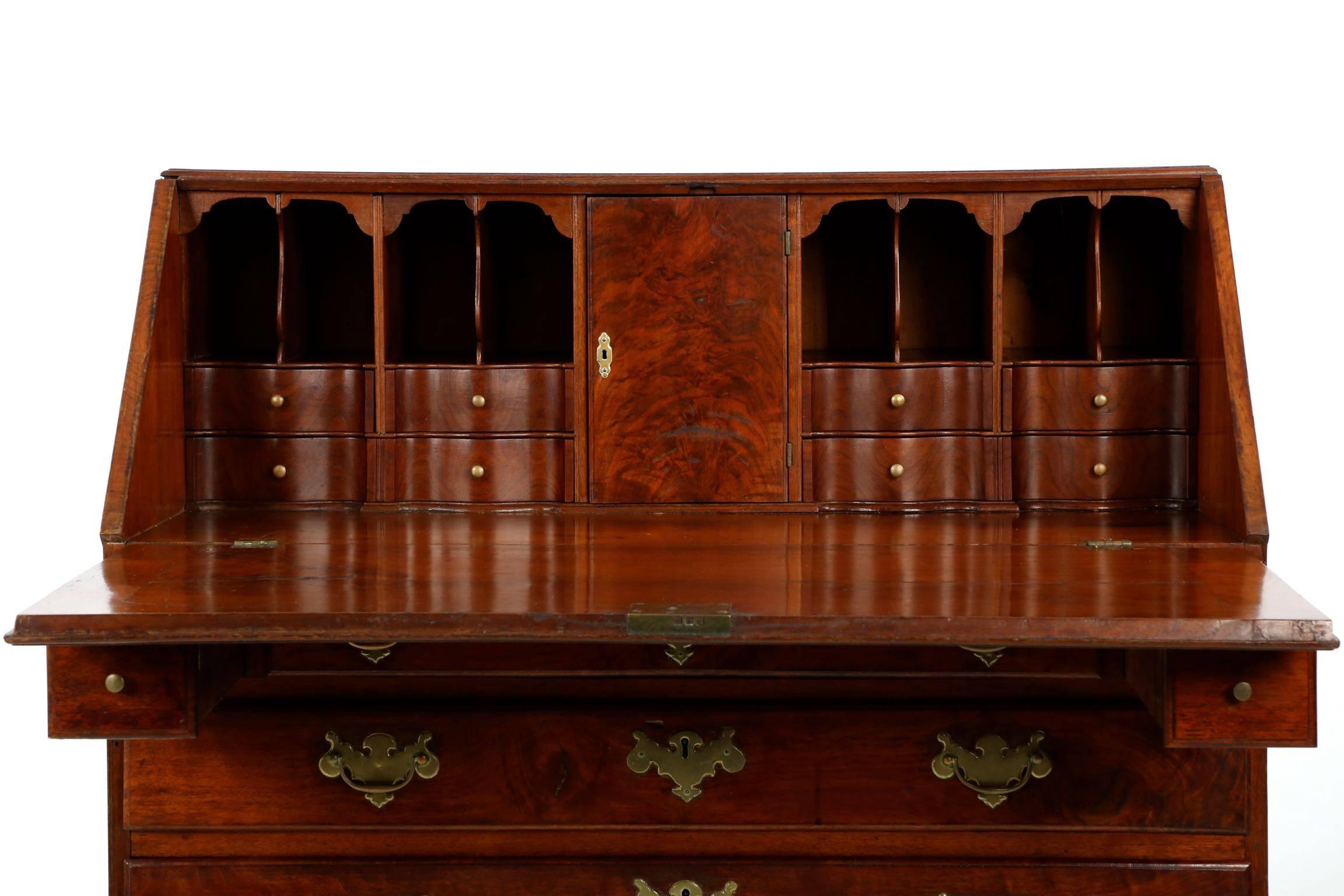 American Chippendale walnut slant lid desk, Philadelphia, circa 1785,
with presumed descent in the family of Thomas Livezey (1750-1830).


A very powerful desk with presence, there is great intensity in the burl walnut planks selected for the