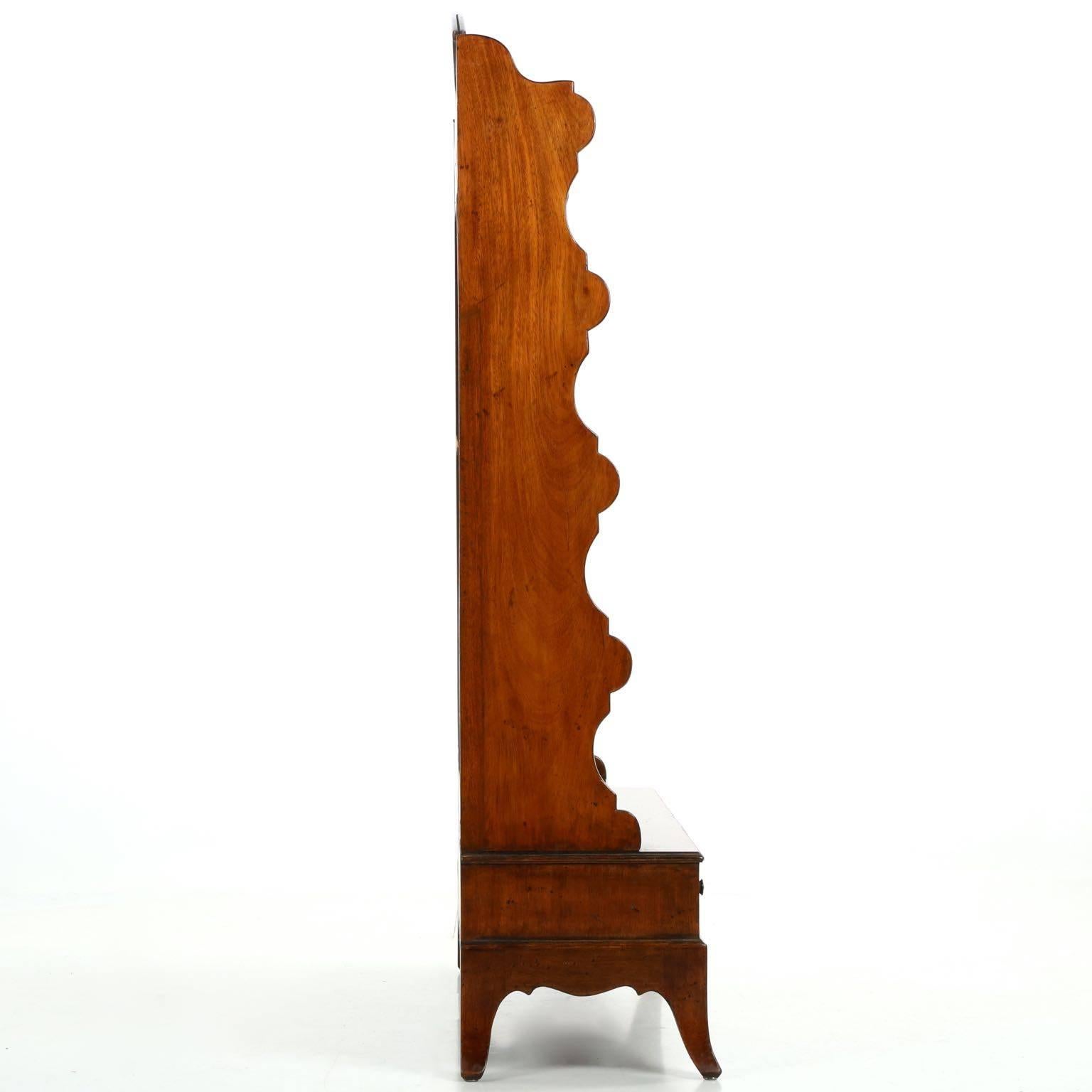 Petite English Regency Patinated Mahogany Antique Bookcase, 19th Century In Excellent Condition In Shippensburg, PA