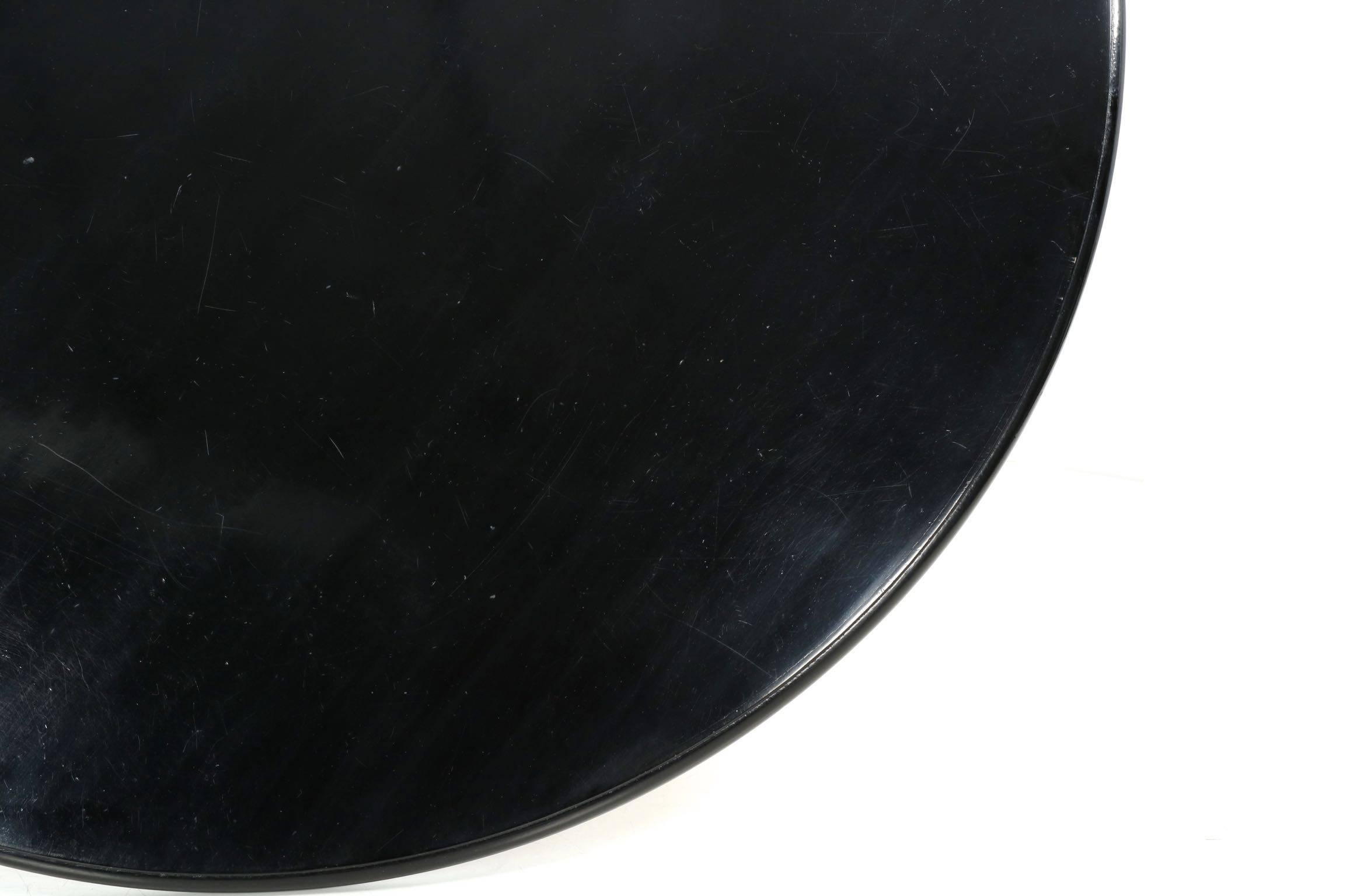 Contemporary Regency Black Lacquered Circular Dining Table by Dessin Fournier, 21st Century