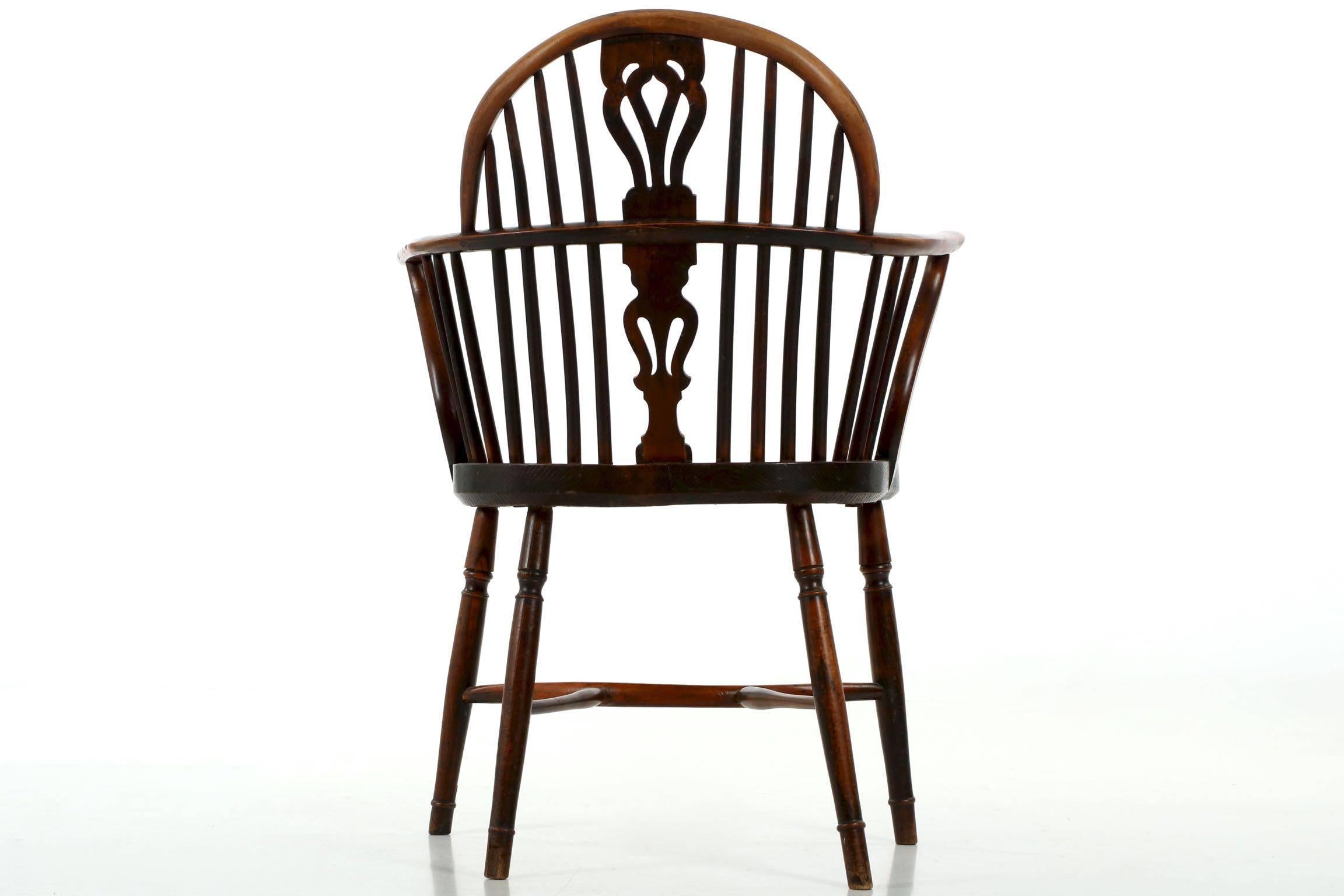 19th Century Fine English Yew and Elm Antique Windsor Armchair, circa 1810-1840