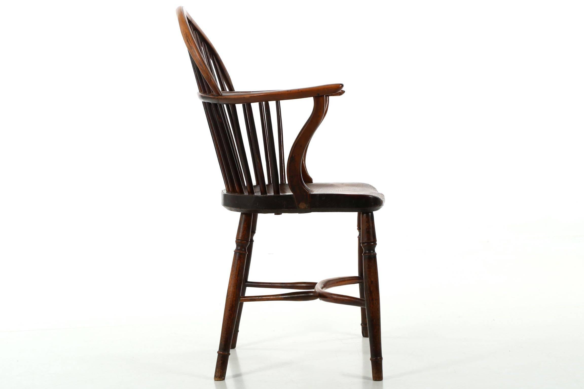 Fine English Yew and Elm Antique Windsor Armchair, circa 1810-1840 In Excellent Condition In Shippensburg, PA