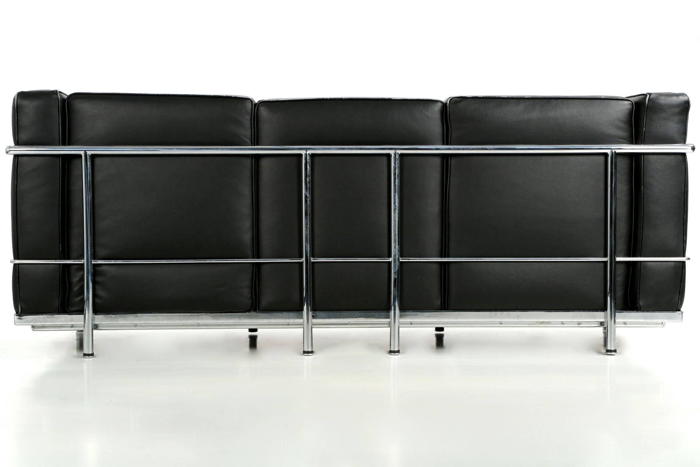 European Modern Black Leather and Chrome Steel Petite Sofa in Manner of Le Corbusier LC2