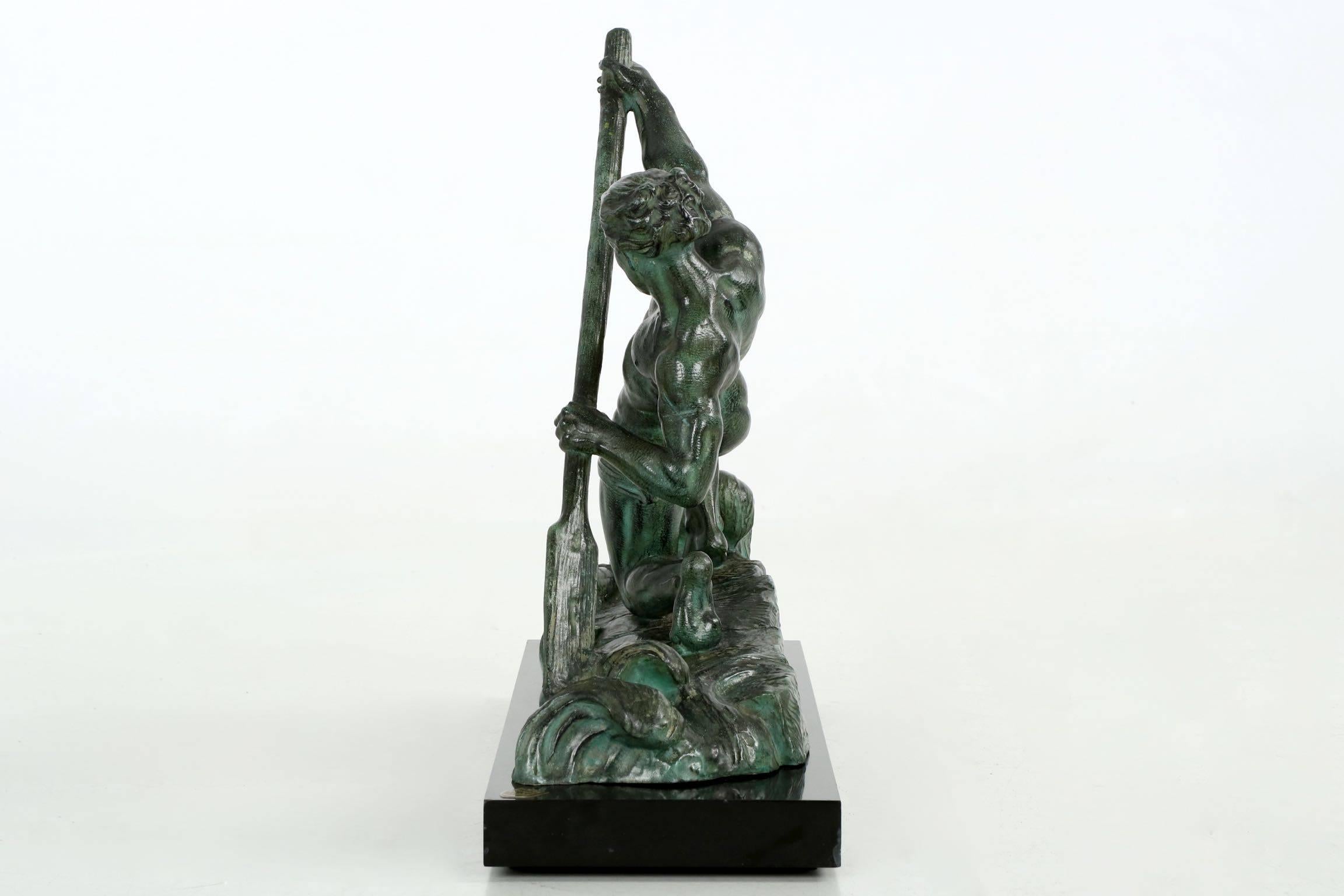 Connu pour ses puissantes sculptures d'hommes luttant contre les éléments de la nature:: Alexandre Ouline capture l'essence du mouvement Art déco dans cet exemple où le personnage solitaire:: dépouillé d'un simple pagne:: lutte contre la houle de