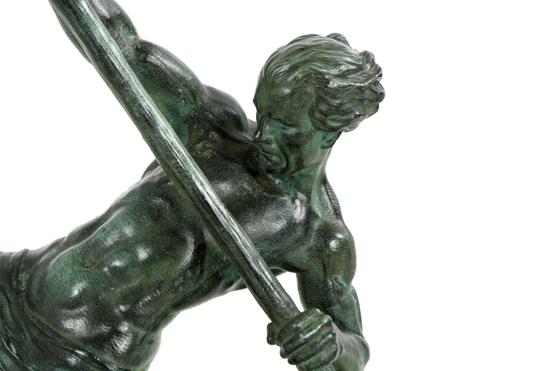 Français Sculpture française Art Déco en fonte patinée 