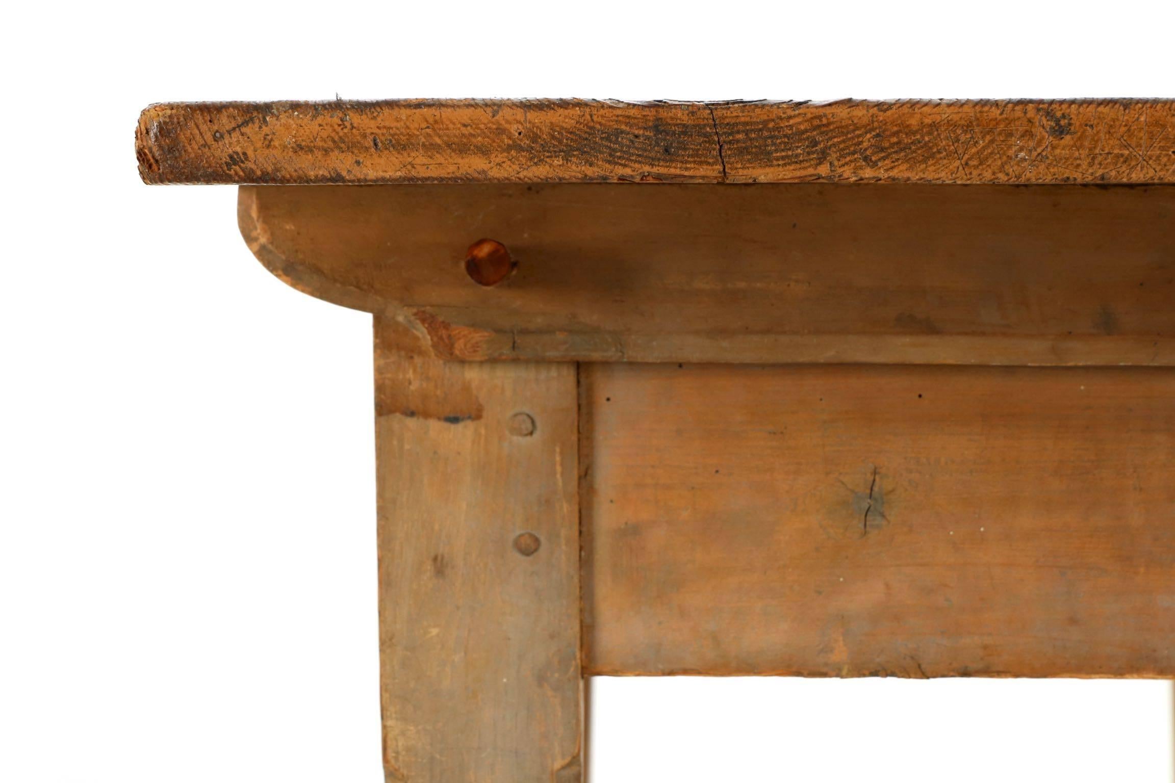 19th Century American Scrubbed Pine Harvest Farm Table in Early Ochre Paint 4