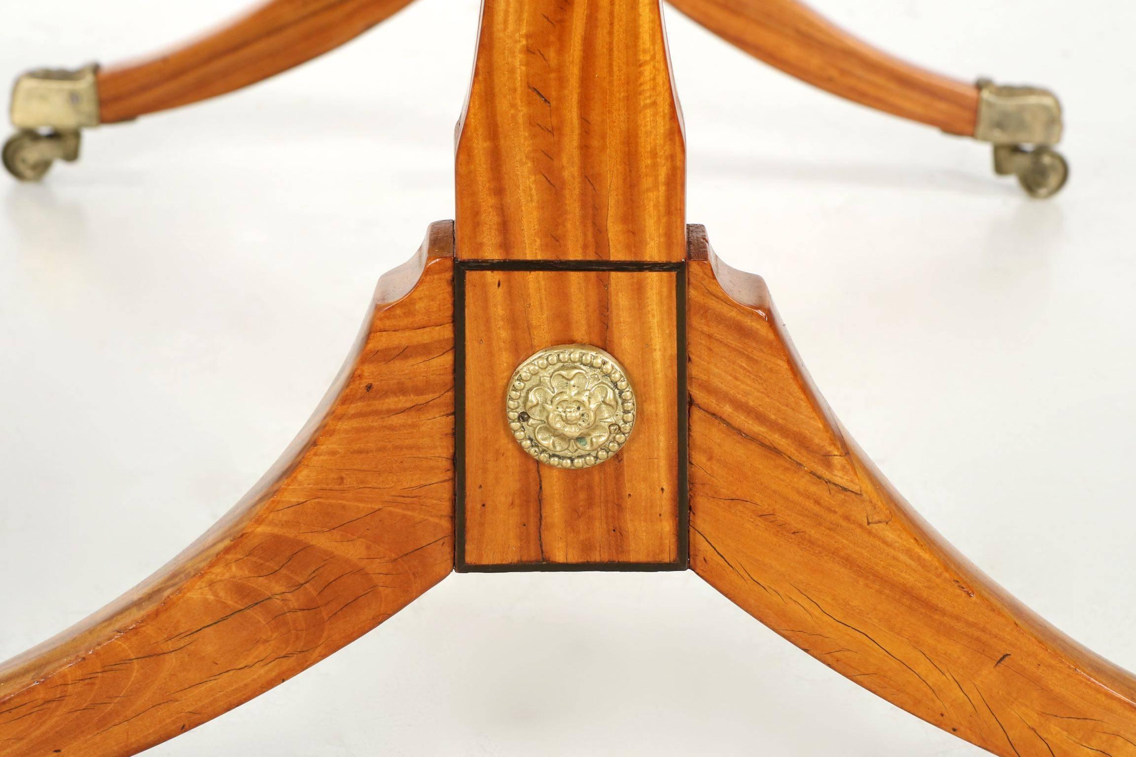 Superb English Regency Satinwood Sofa Table, circa 1810 3