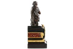 J.E. Caldwell Horloge de cheminée en ardoise noire sous une sculpture en bronze d'un cartographe