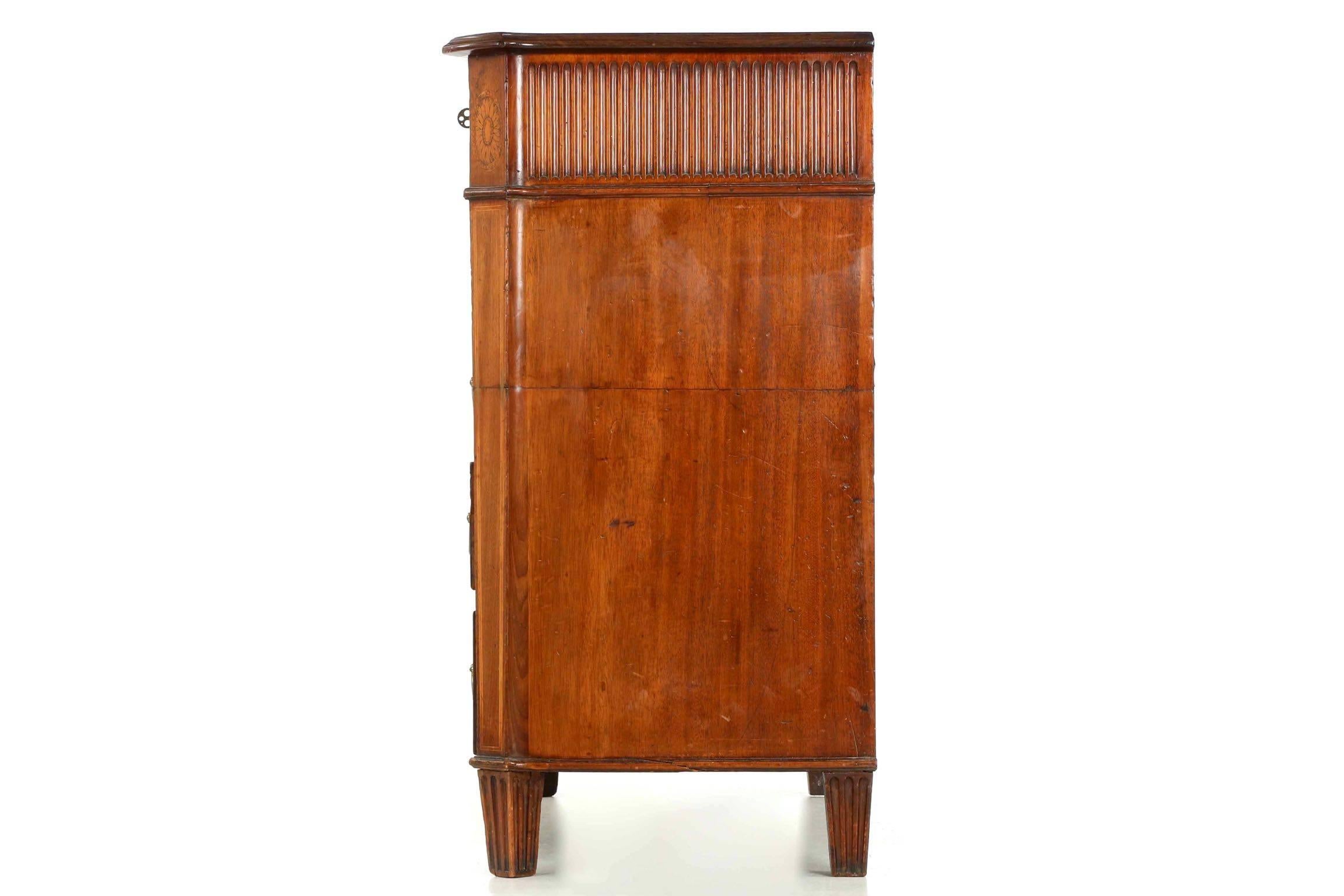 This most attractive Georgian chest of drawers retains an early and most pleasing cognac hue and burnished patina throughout, this particularly well developed on the top of the chest. This is a finely selected plank of mahogany with gorgeous