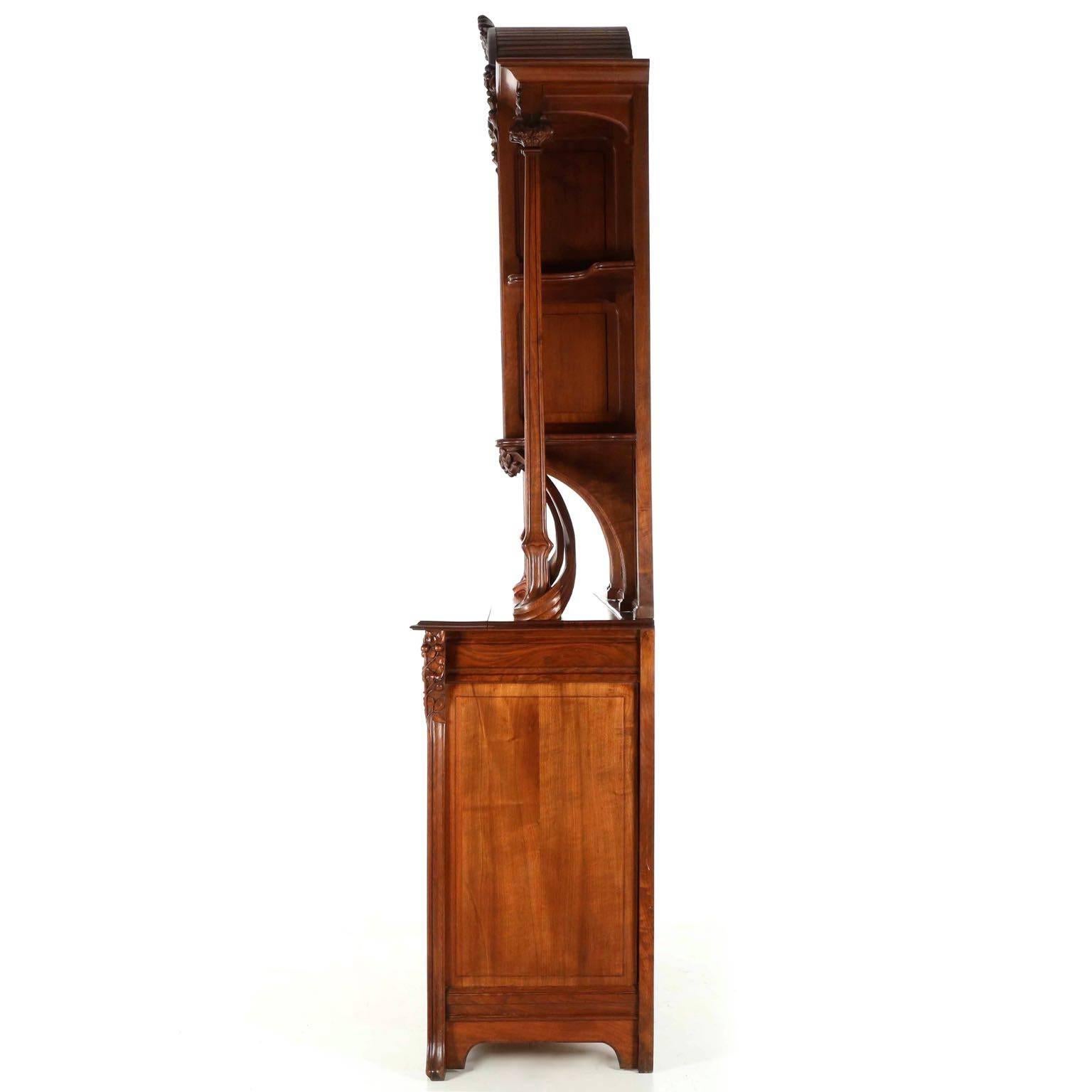French Art Nouveau Finely Carved Walnut Buffet Display Cabinet, circa 1900 In Good Condition In Shippensburg, PA
