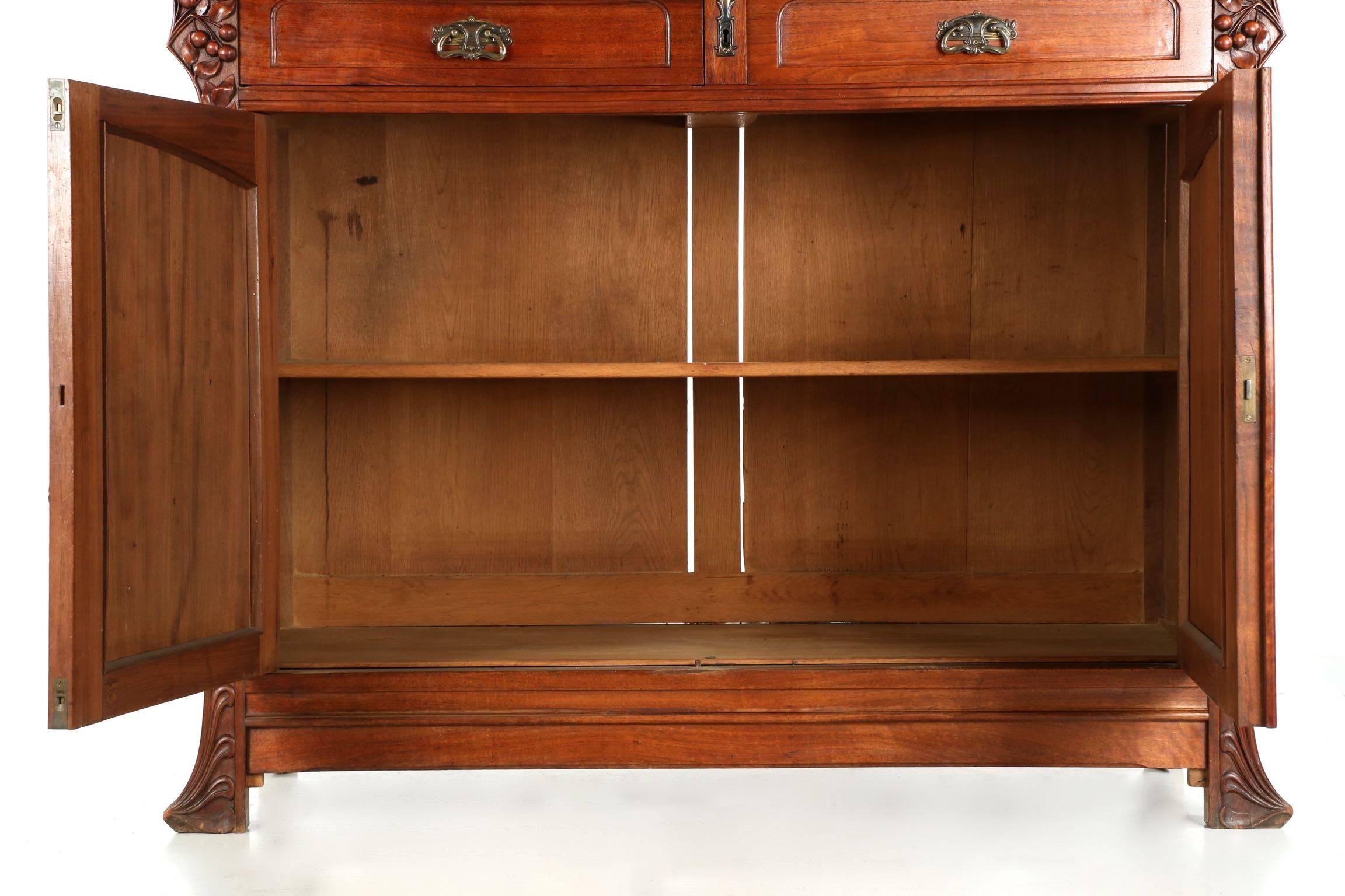 French Art Nouveau Finely Carved Walnut Buffet Display Cabinet, circa 1900 2