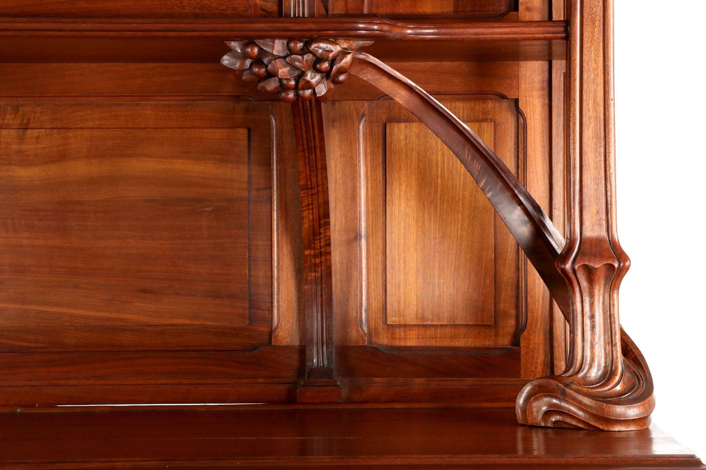 Early 20th Century French Art Nouveau Finely Carved Walnut Buffet Display Cabinet, circa 1900