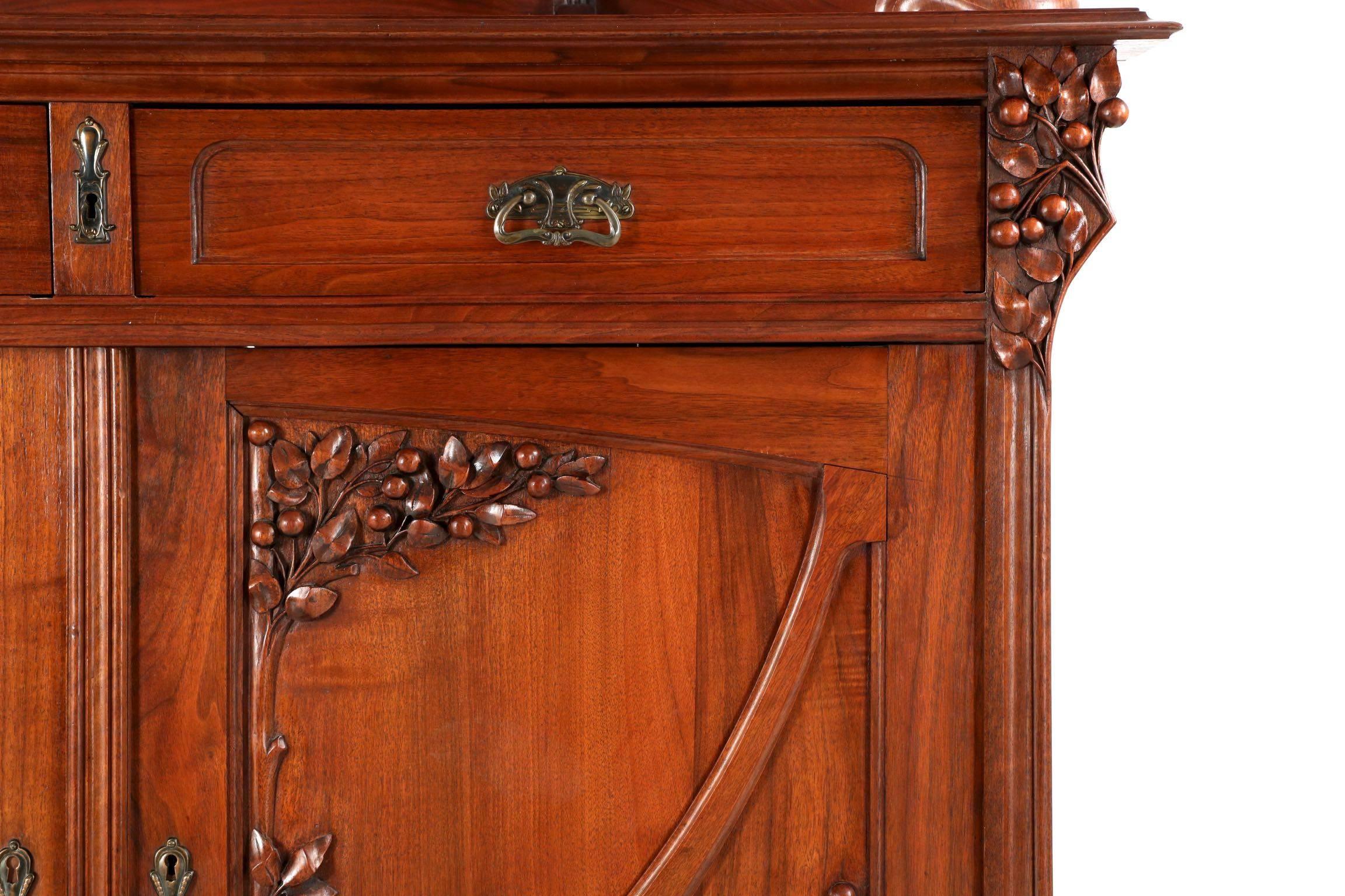 Oak French Art Nouveau Finely Carved Walnut Buffet Display Cabinet, circa 1900