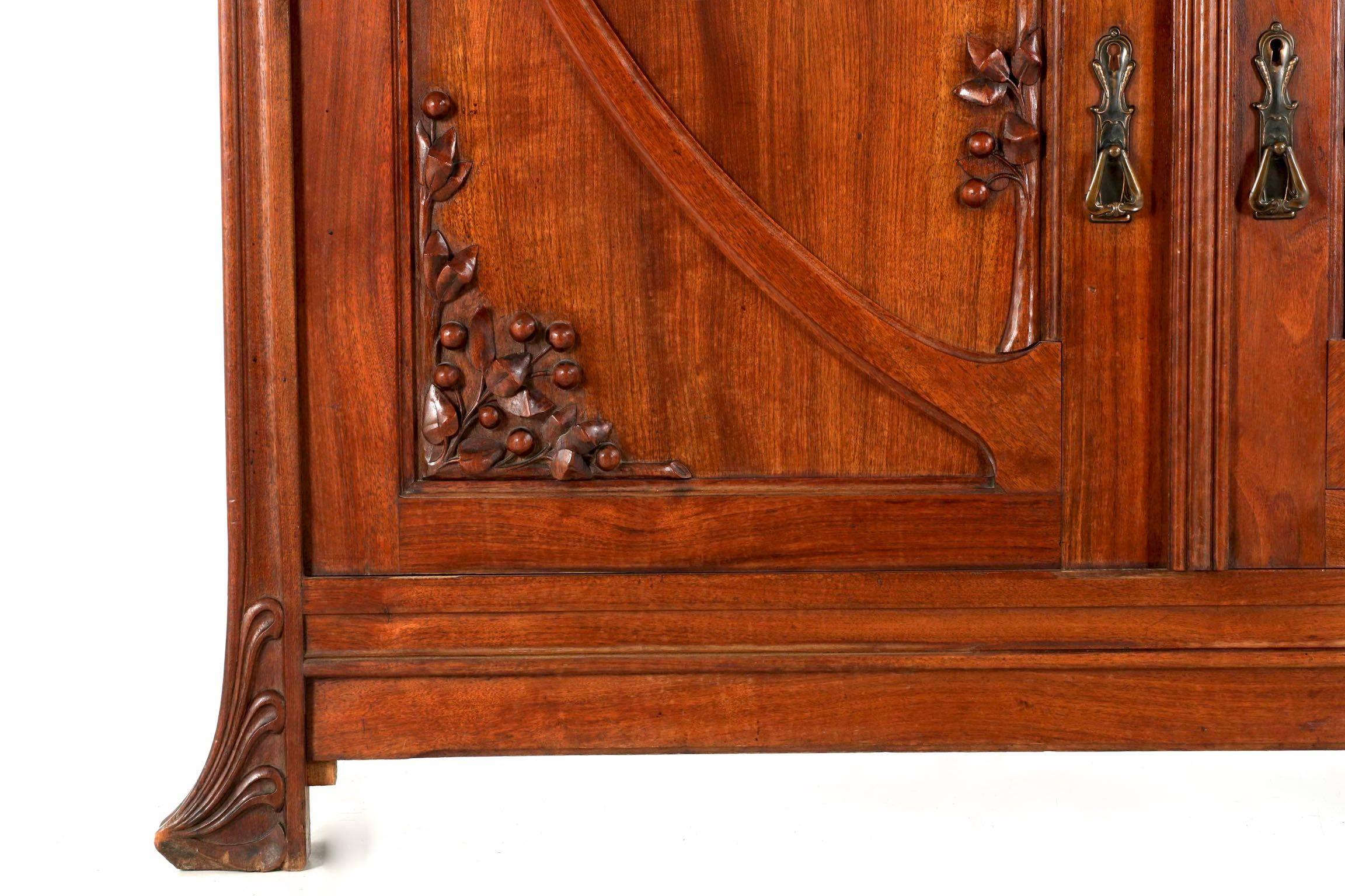 French Art Nouveau Finely Carved Walnut Buffet Display Cabinet, circa 1900 1