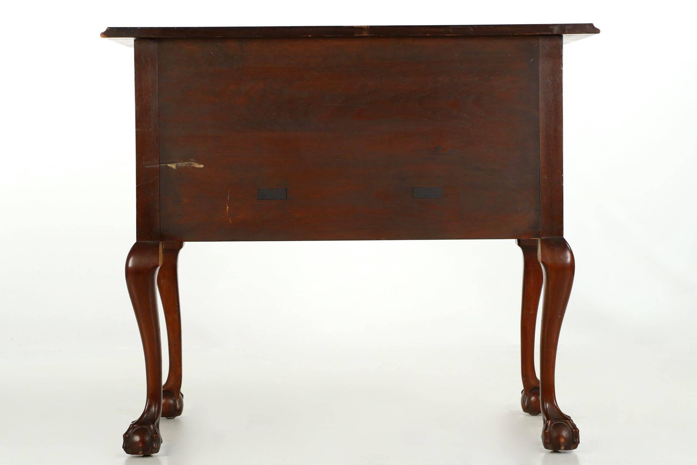 American Chippendale Style Mahogany Lowboy in the Connecticut Taste In Excellent Condition In Shippensburg, PA