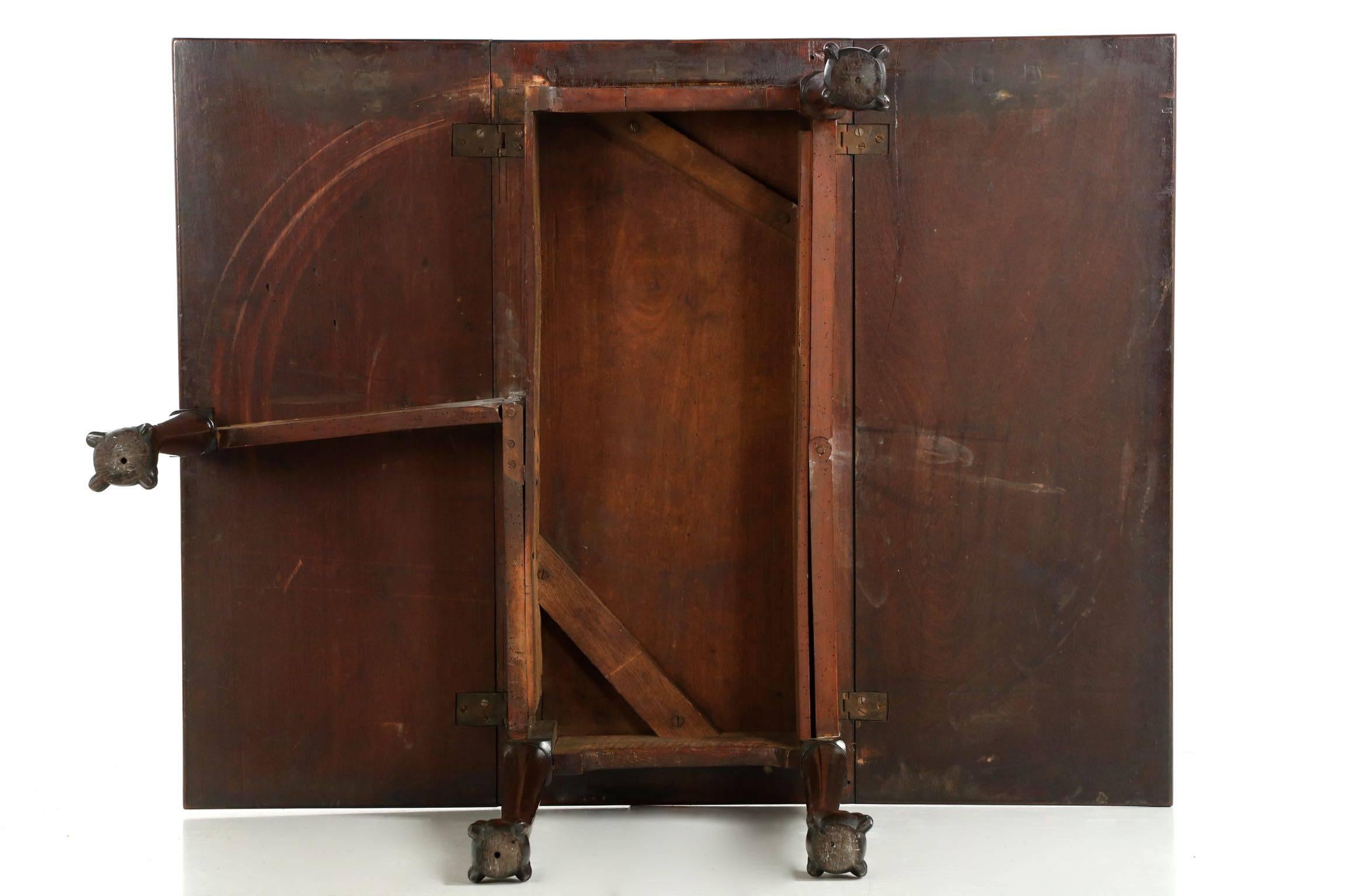 English Georgian Mahogany Ball and Claw Foot Drop-Leaf Dining Table In Good Condition In Shippensburg, PA