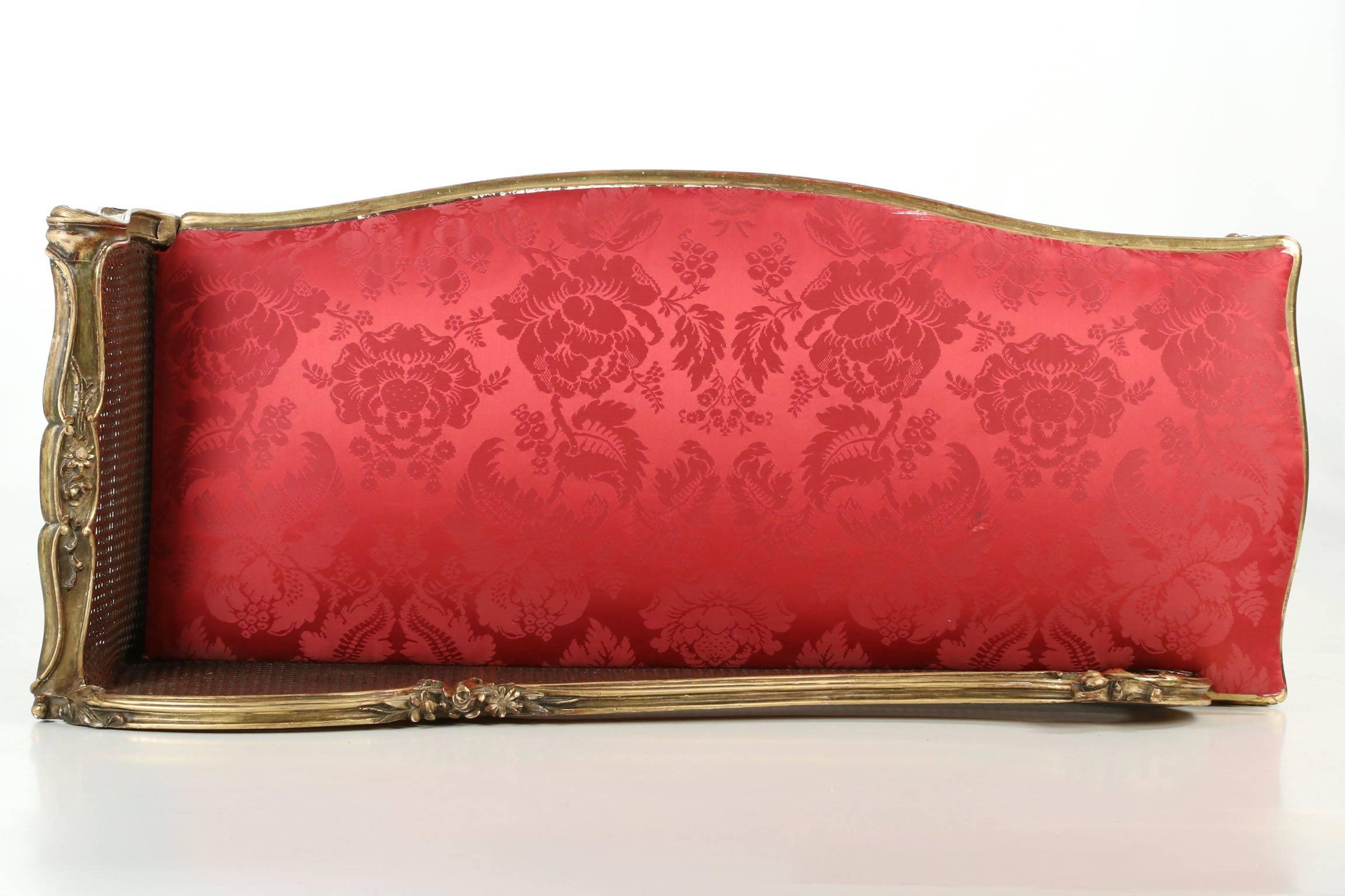 19th Century French Louis XV Style Carved Giltwood Recamier 3