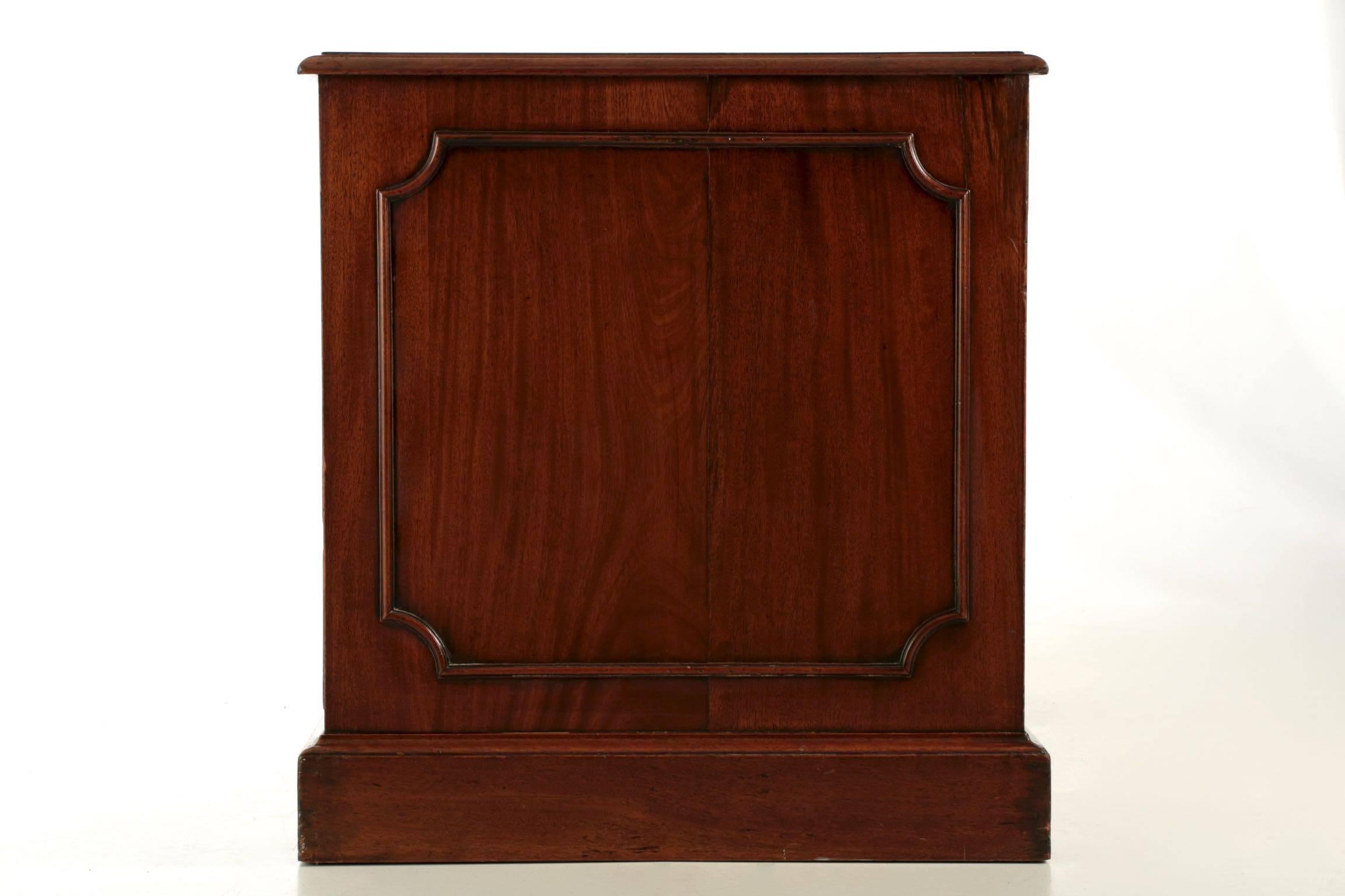 Georgian Flamed Mahogany Leather Top Pedestal Antique Desk, England, circa 1890 In Good Condition In Shippensburg, PA