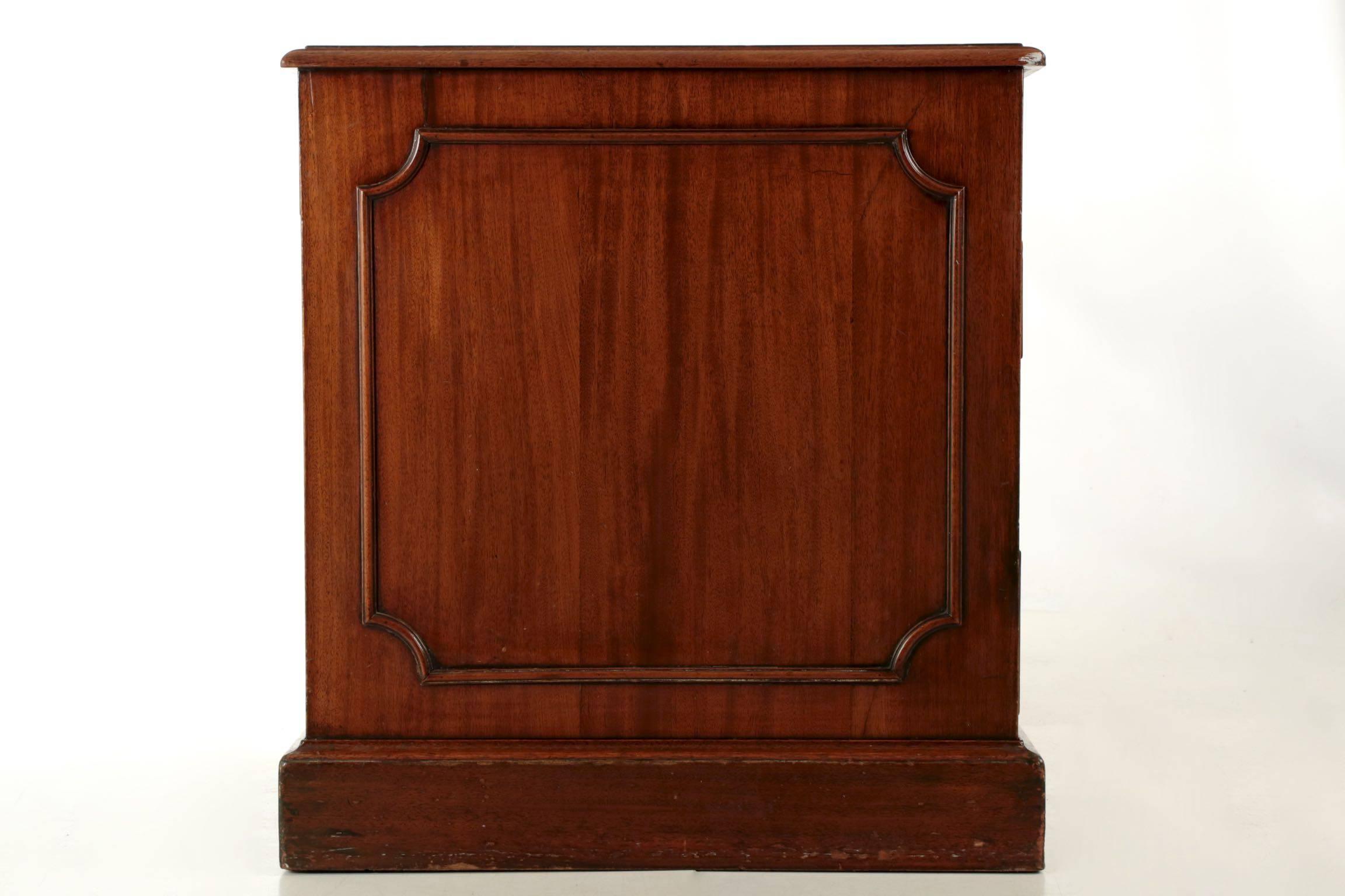 Georgian Flamed Mahogany Leather Top Pedestal Antique Desk, England, circa 1890 1