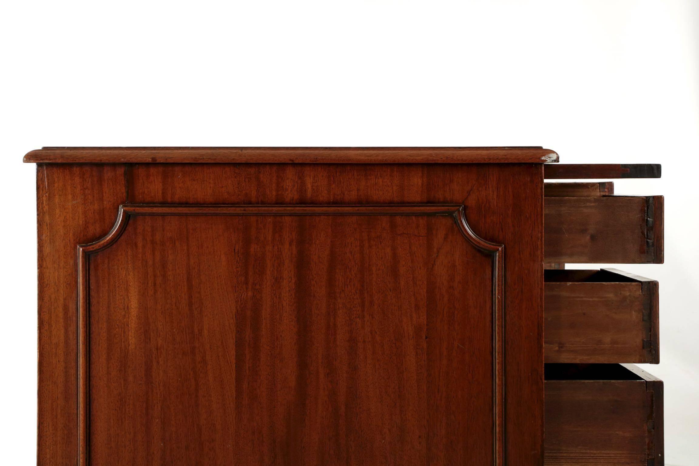 Georgian Flamed Mahogany Leather Top Pedestal Antique Desk, England, circa 1890 5