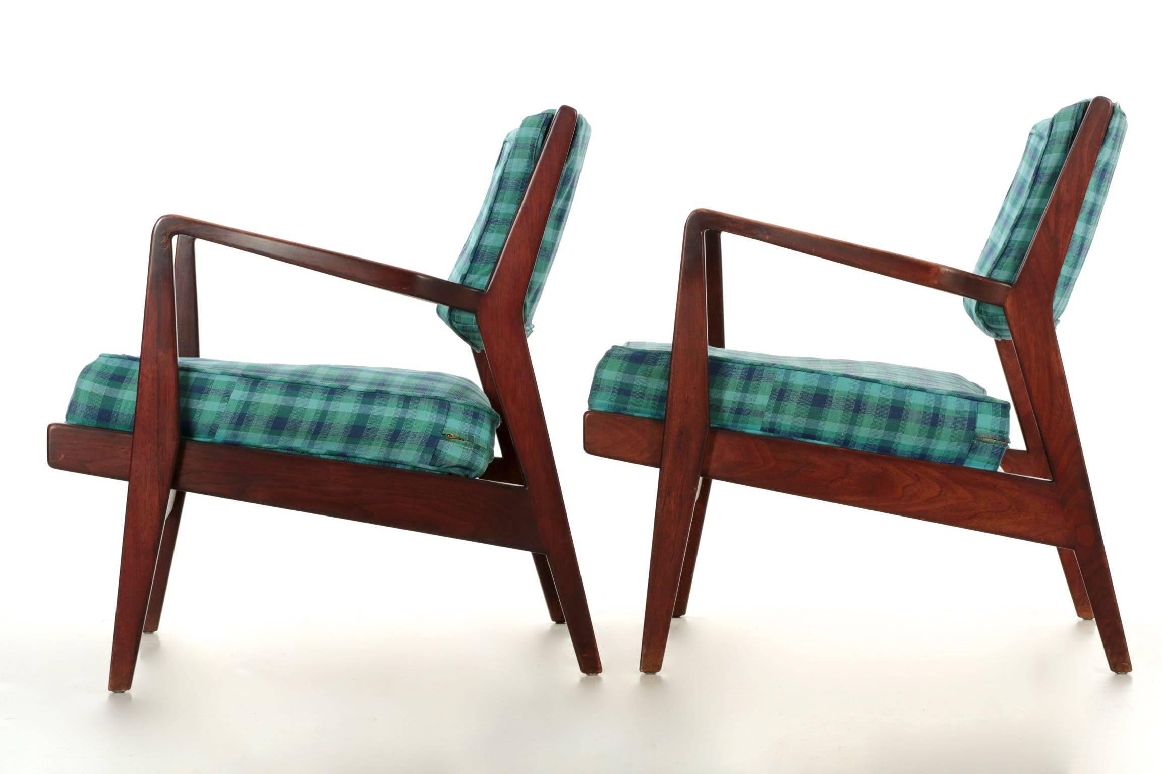 Pair of Jens Risom Mid-Century Modern Walnut Armchairs and Ottoman, circa 1960s In Good Condition In Shippensburg, PA